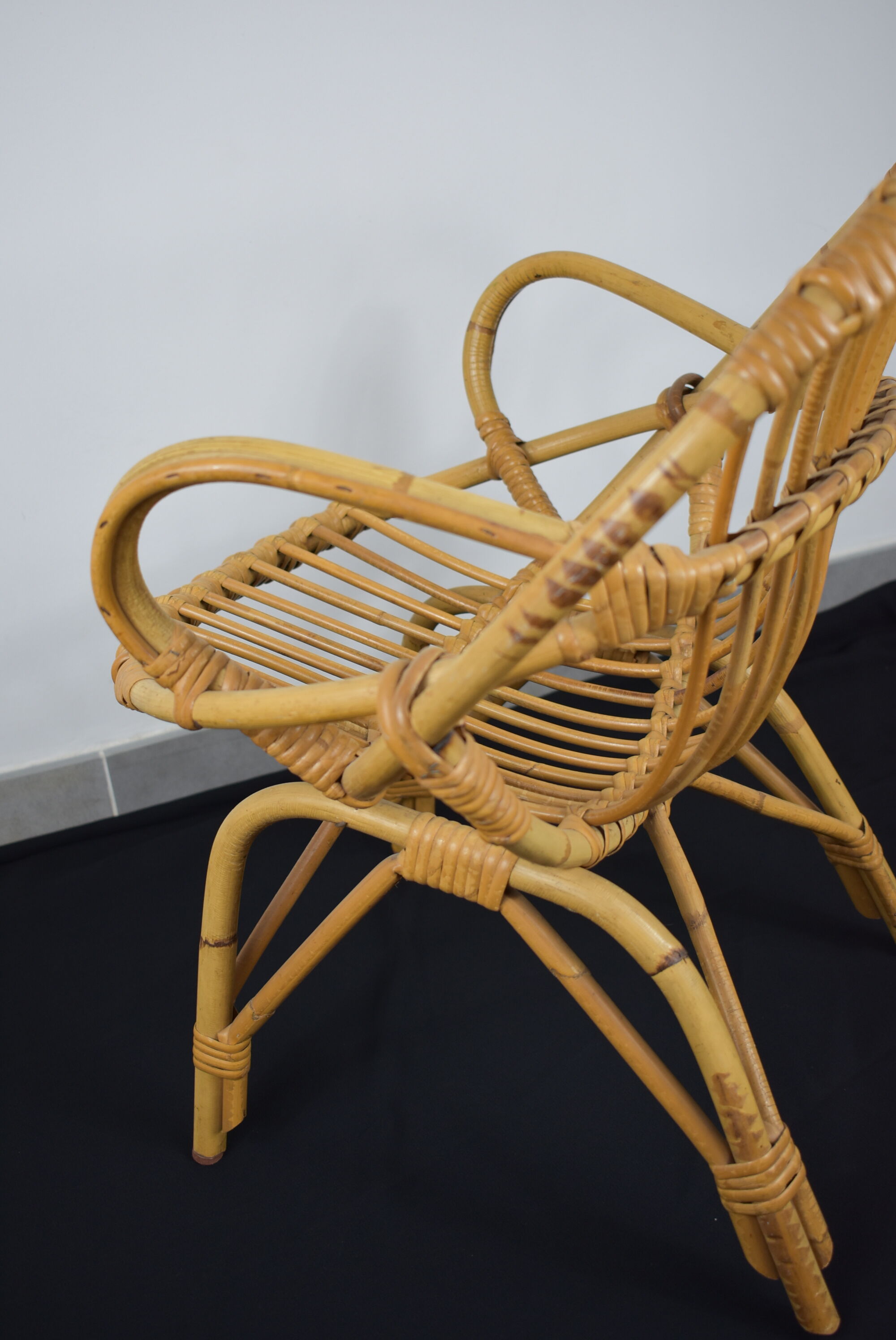 Fauteuil en osier enfant avec coussin orange