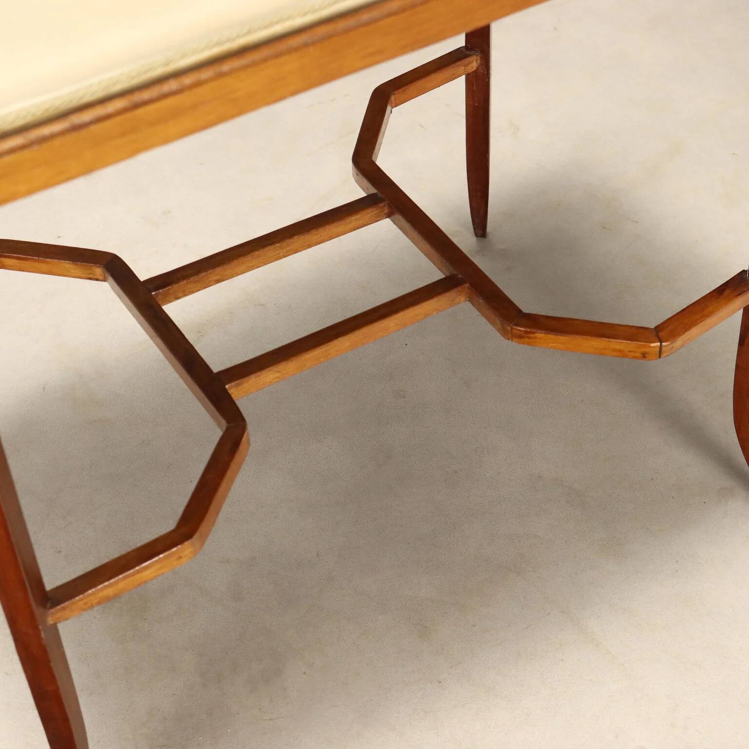 Showcase table in mahogany with bevelled glass.