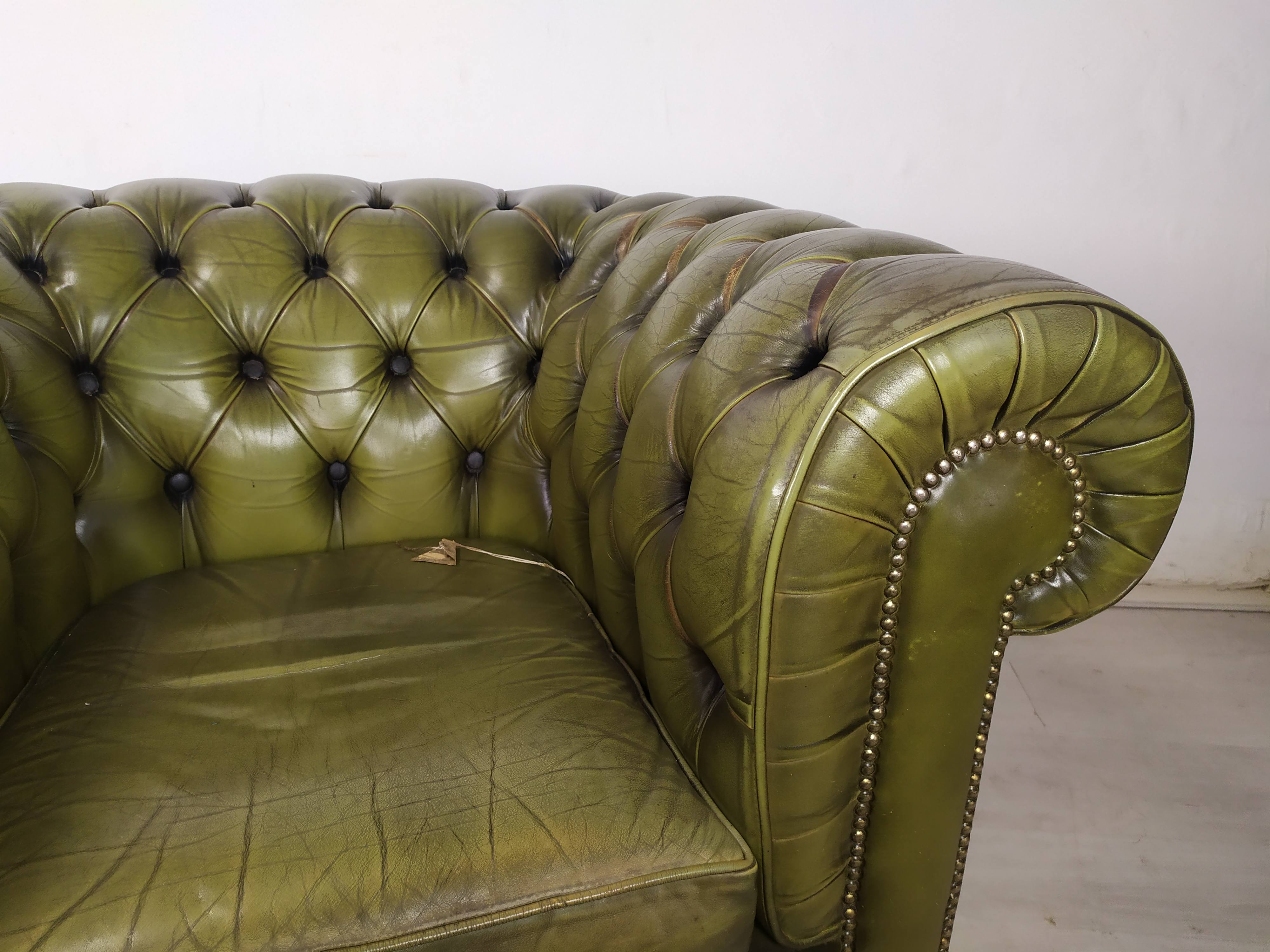 Paire de fauteuils Chesterfield cuir vert