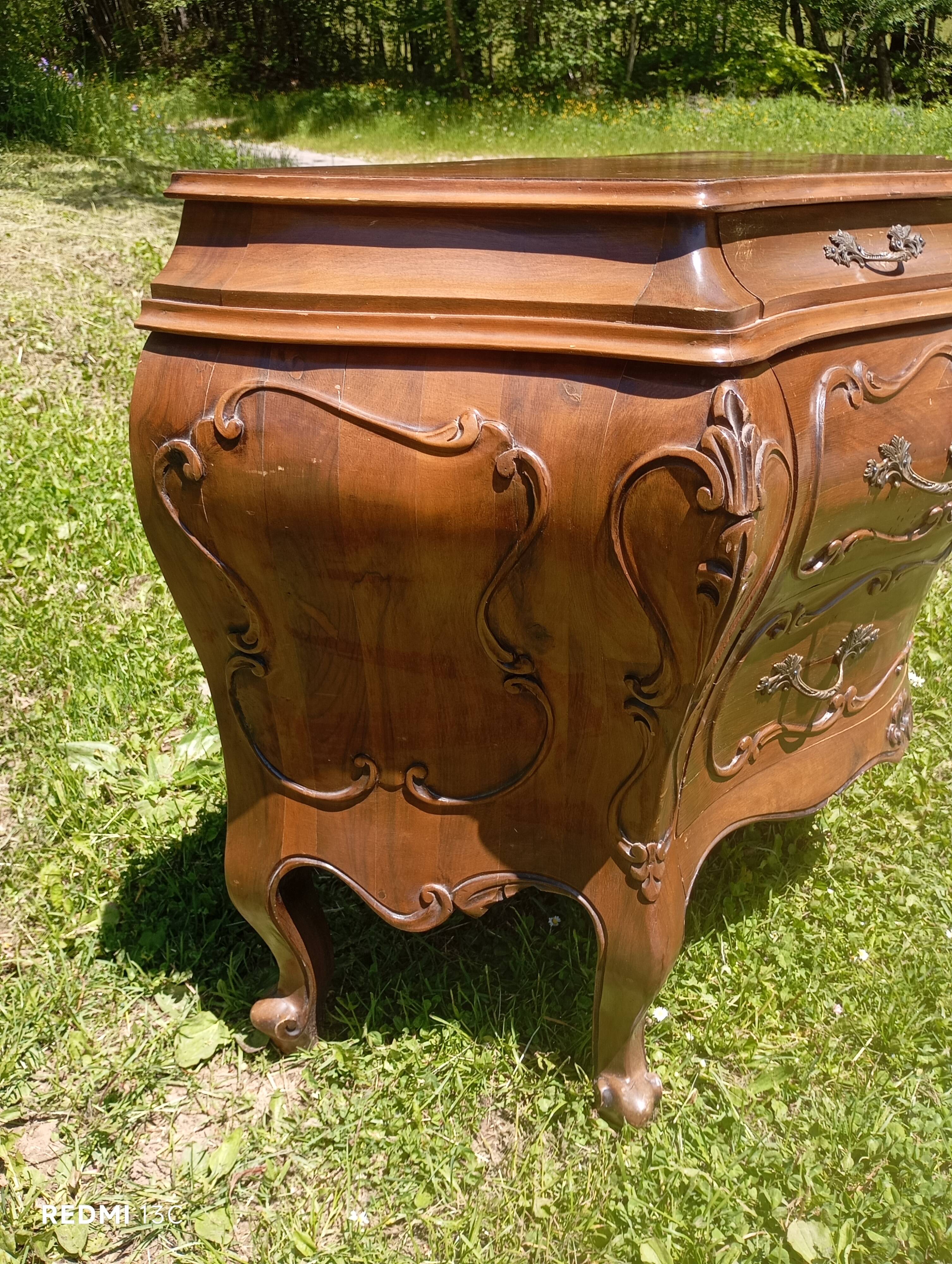Tomb-shaped commode