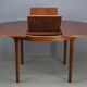 Table rondes et chaises en teck par Mcintosh