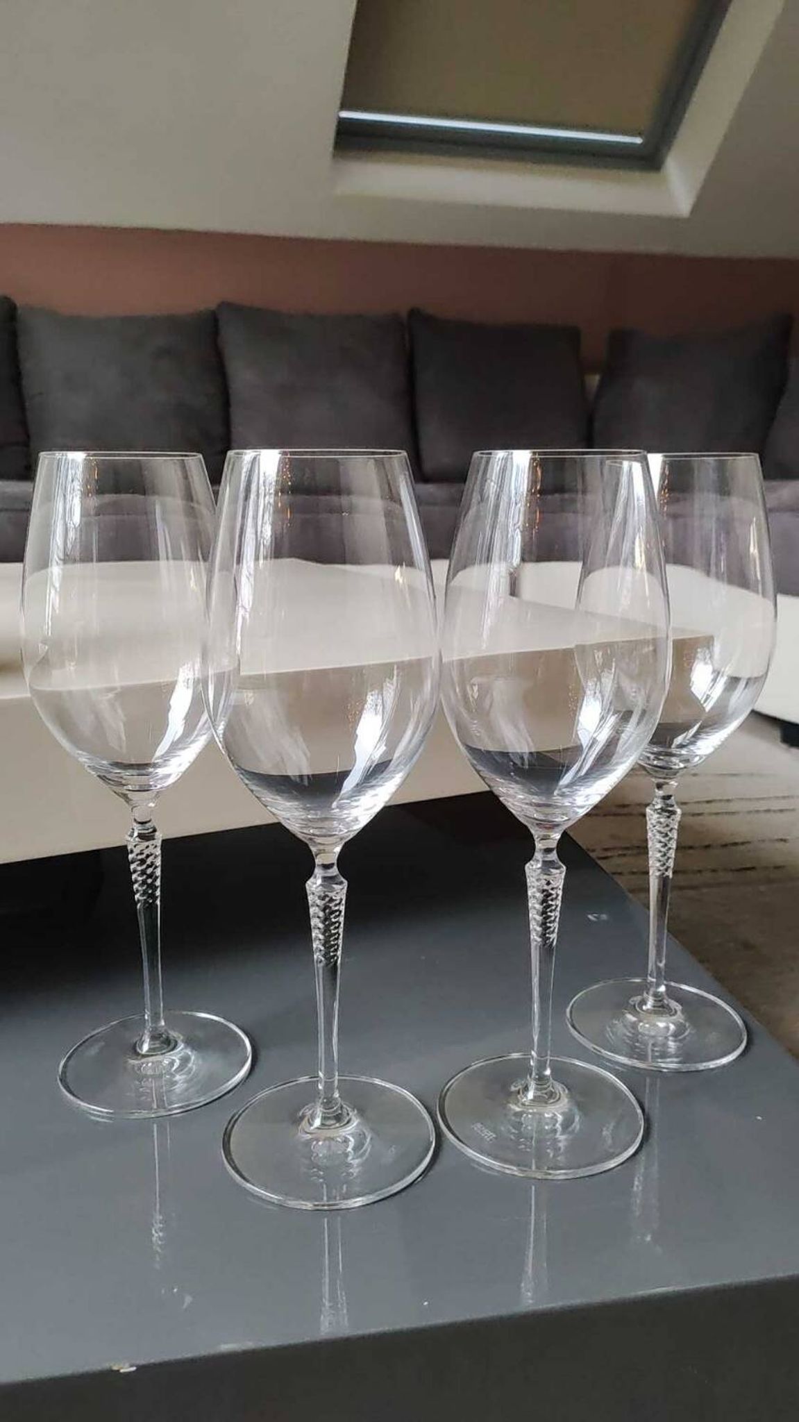 Set of 4 large red wine glasses. With a long twisted stem. Signed Schott Zwiesel. High 27 cm