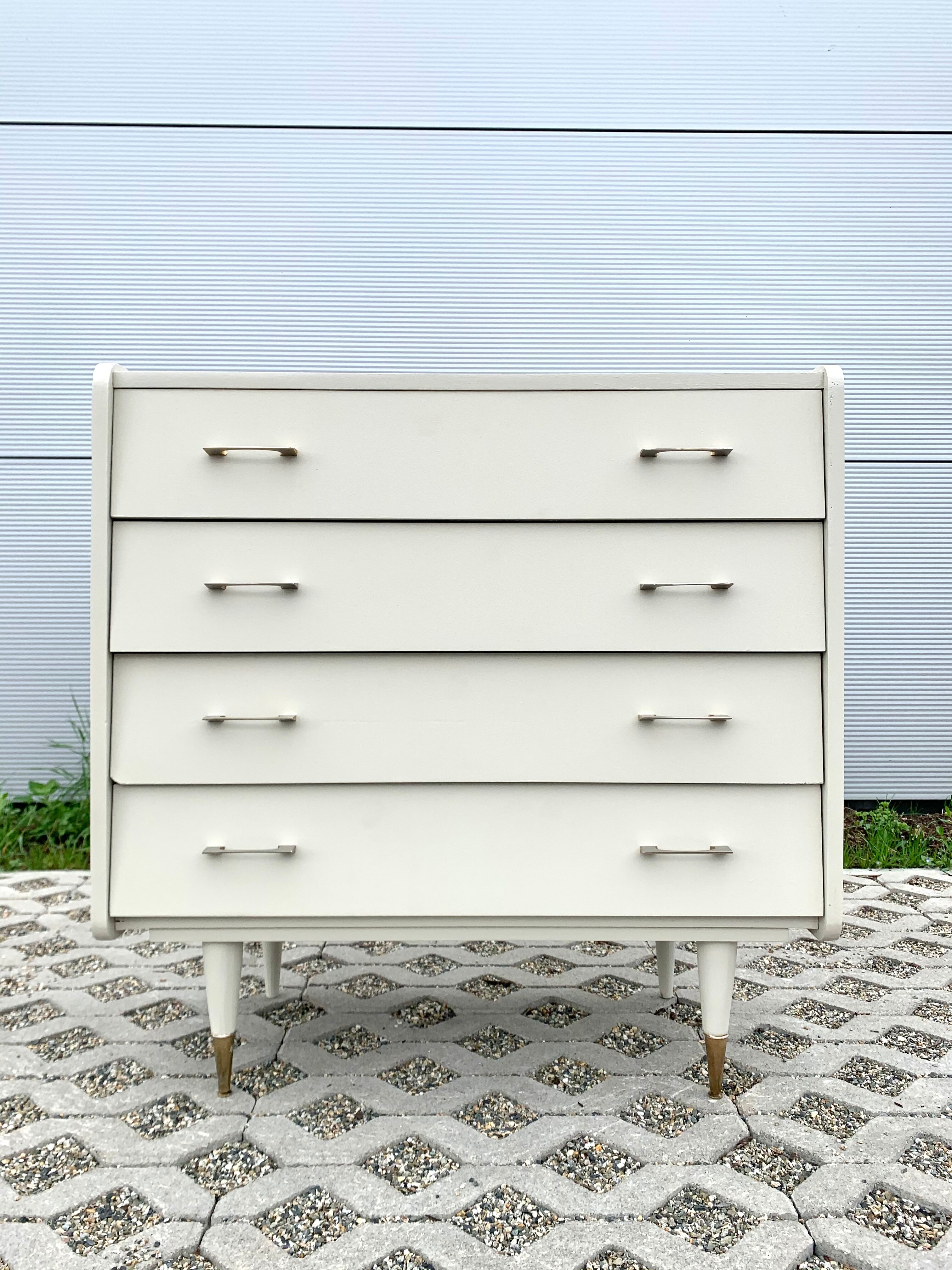 Commode pieds fuseaux