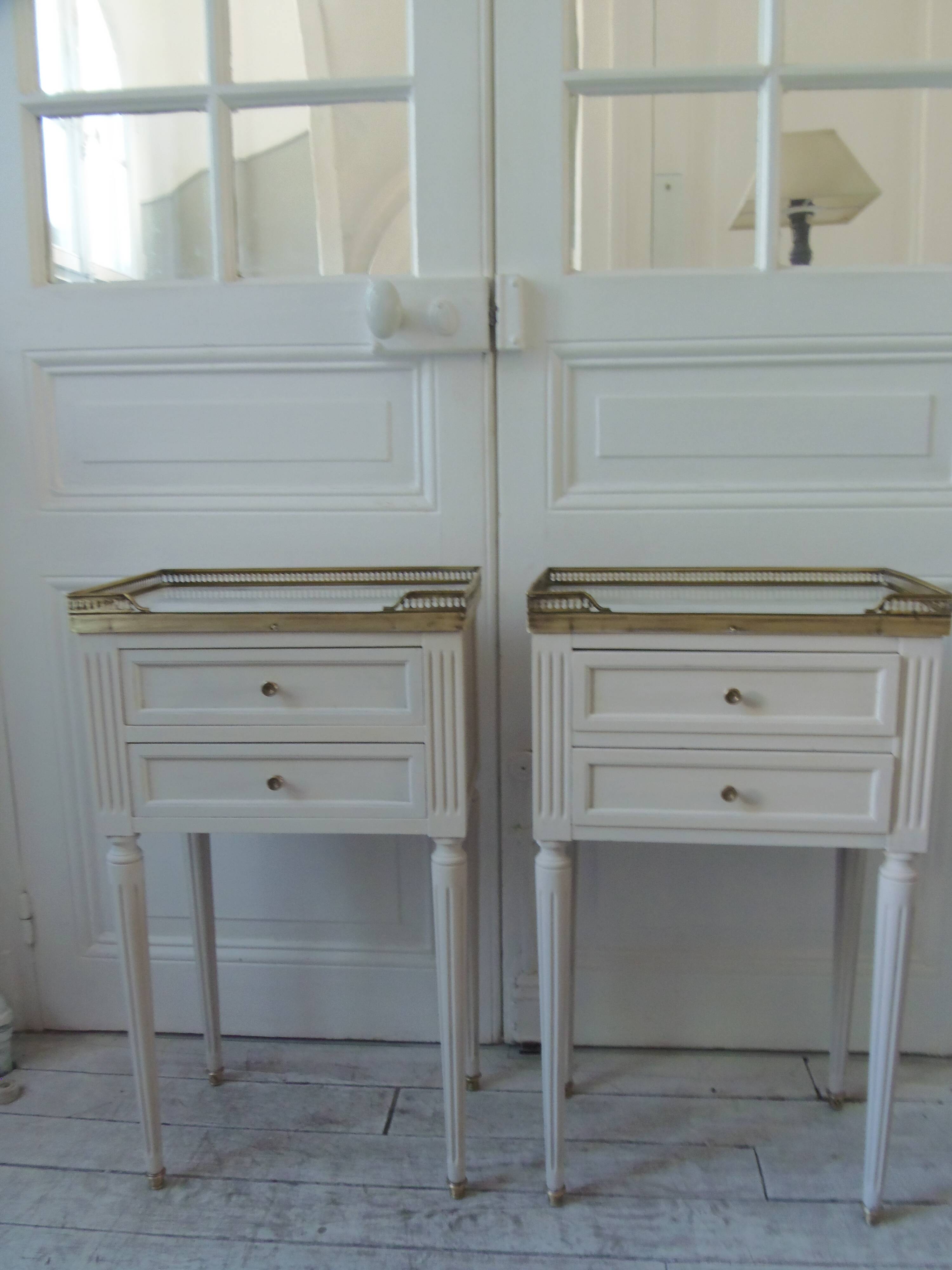 Pair of beautifully crafted bedside tables, end tables, pearl gray.