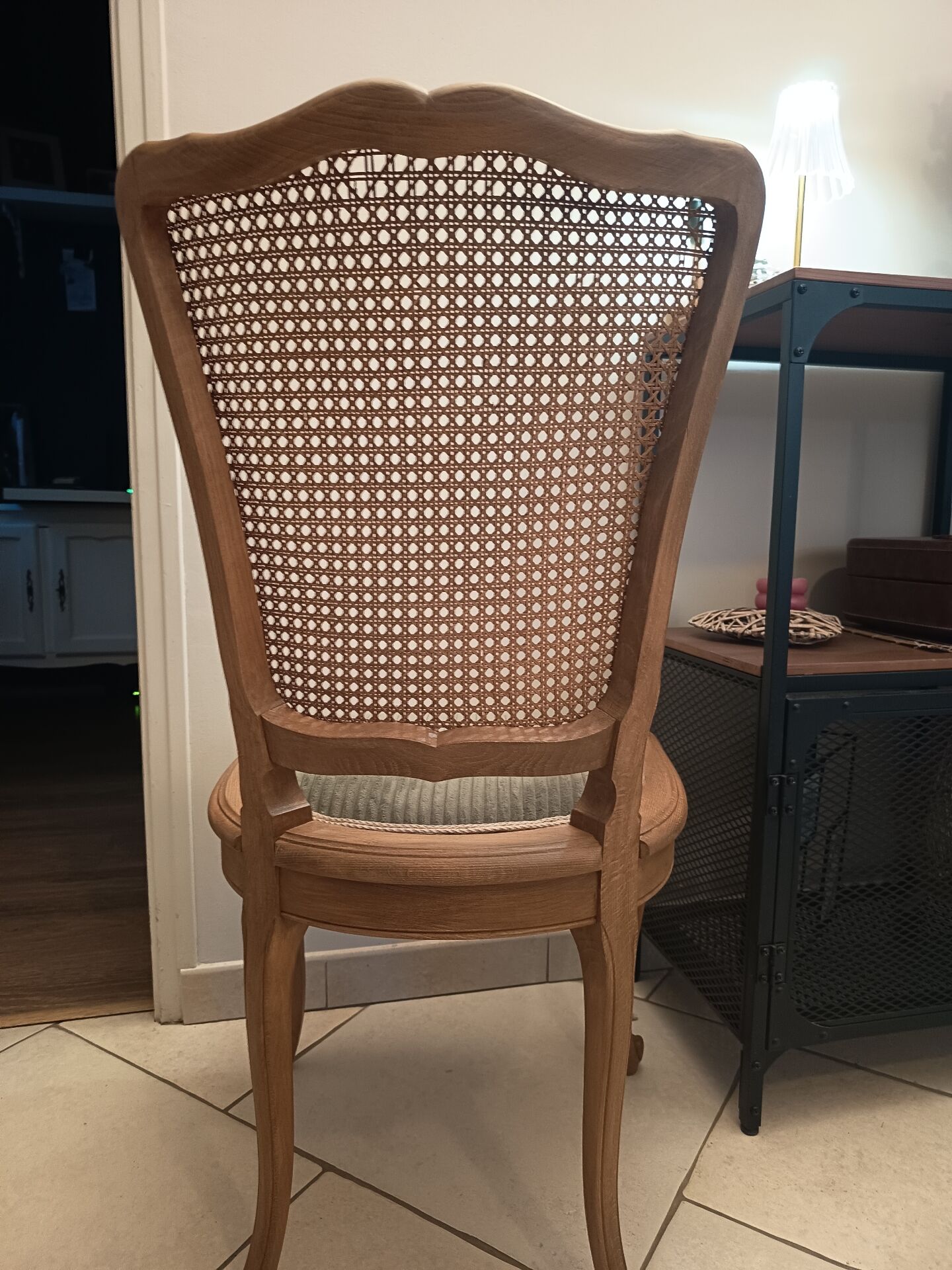 Chaise en bois, cannage et velours côtelé