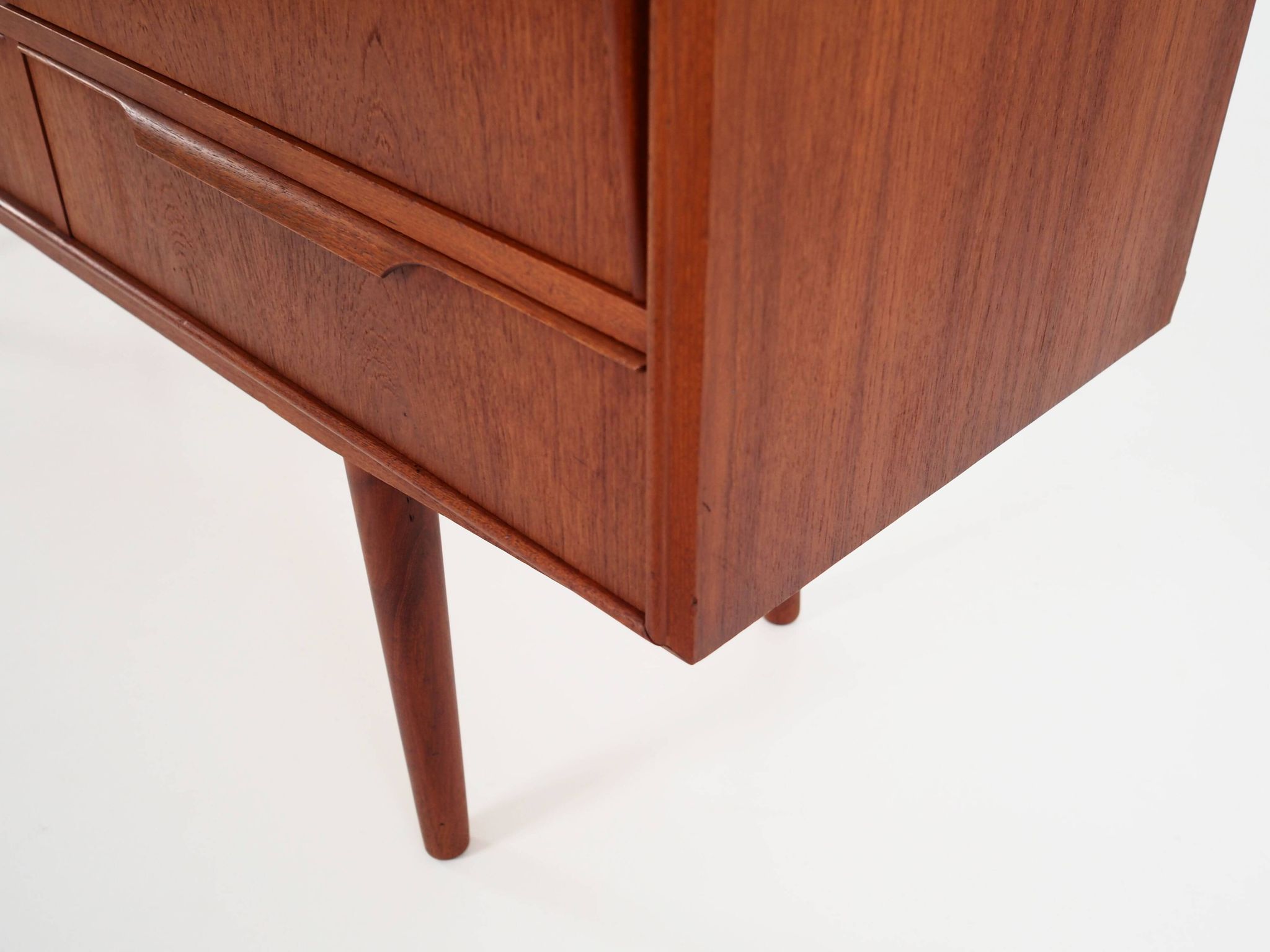 Buffet haut en teck, design danois, années 1960, designer : EW Bach