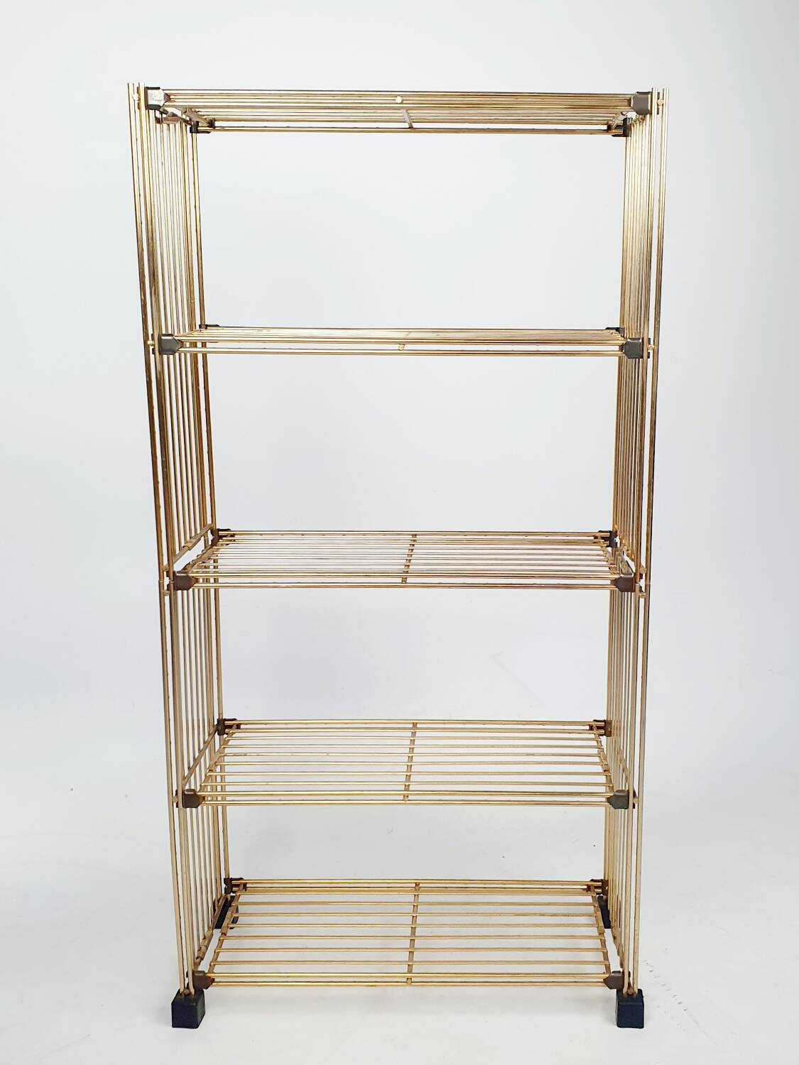 Modular gold metal wire shelf