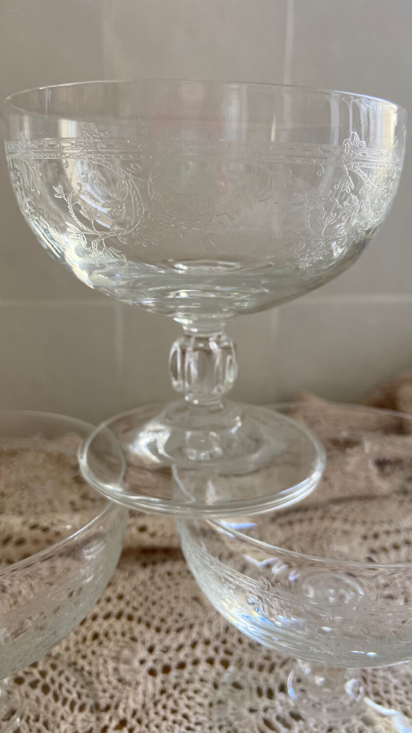 Set of 7 Champagne glasses in engraved crystal 1970