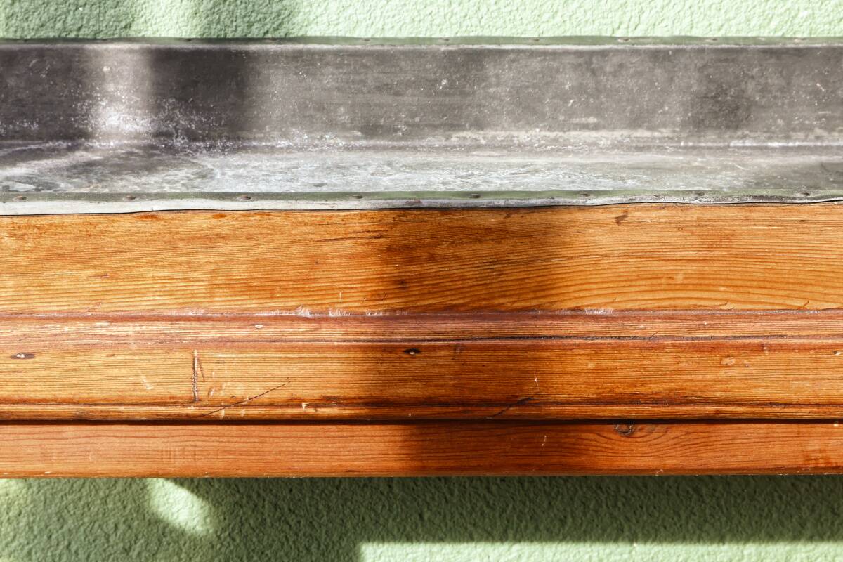 Table de métier, début 20ème, en bois et zinc riveté