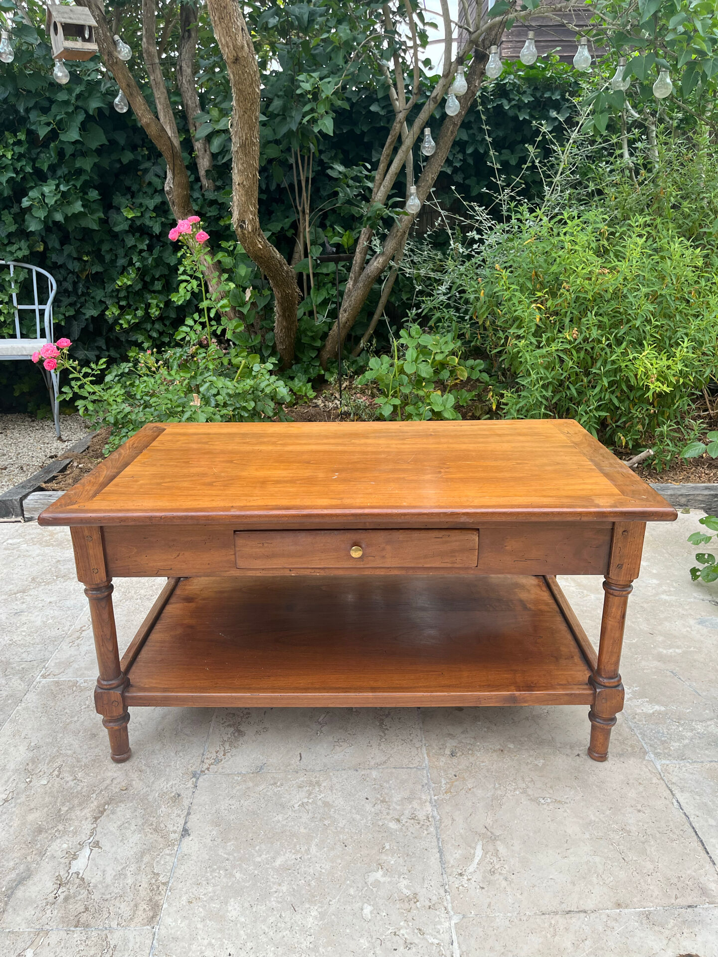 Extendable solid wood coffee table