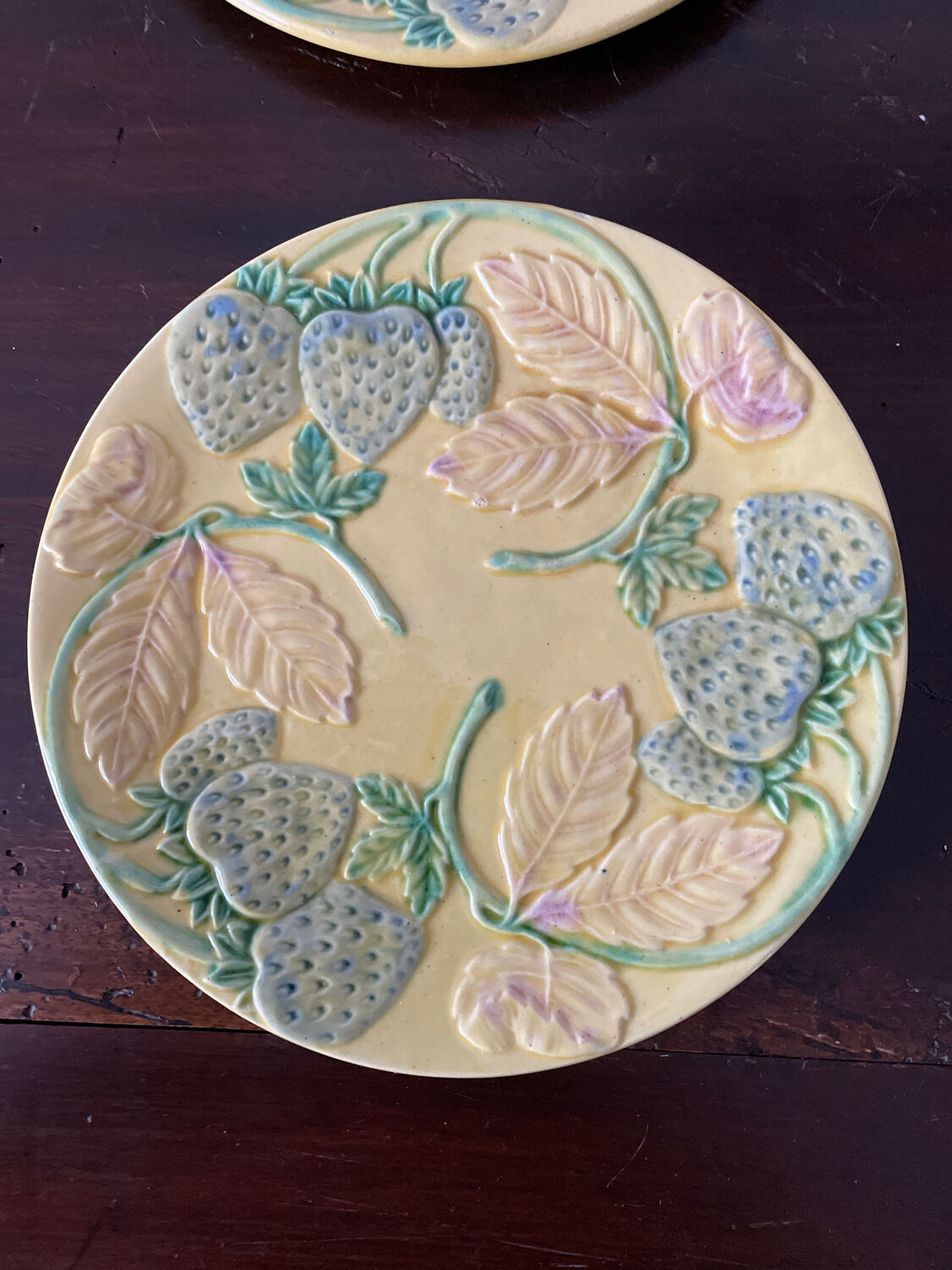 Set de 6 assiettes en barbotine vers 1930