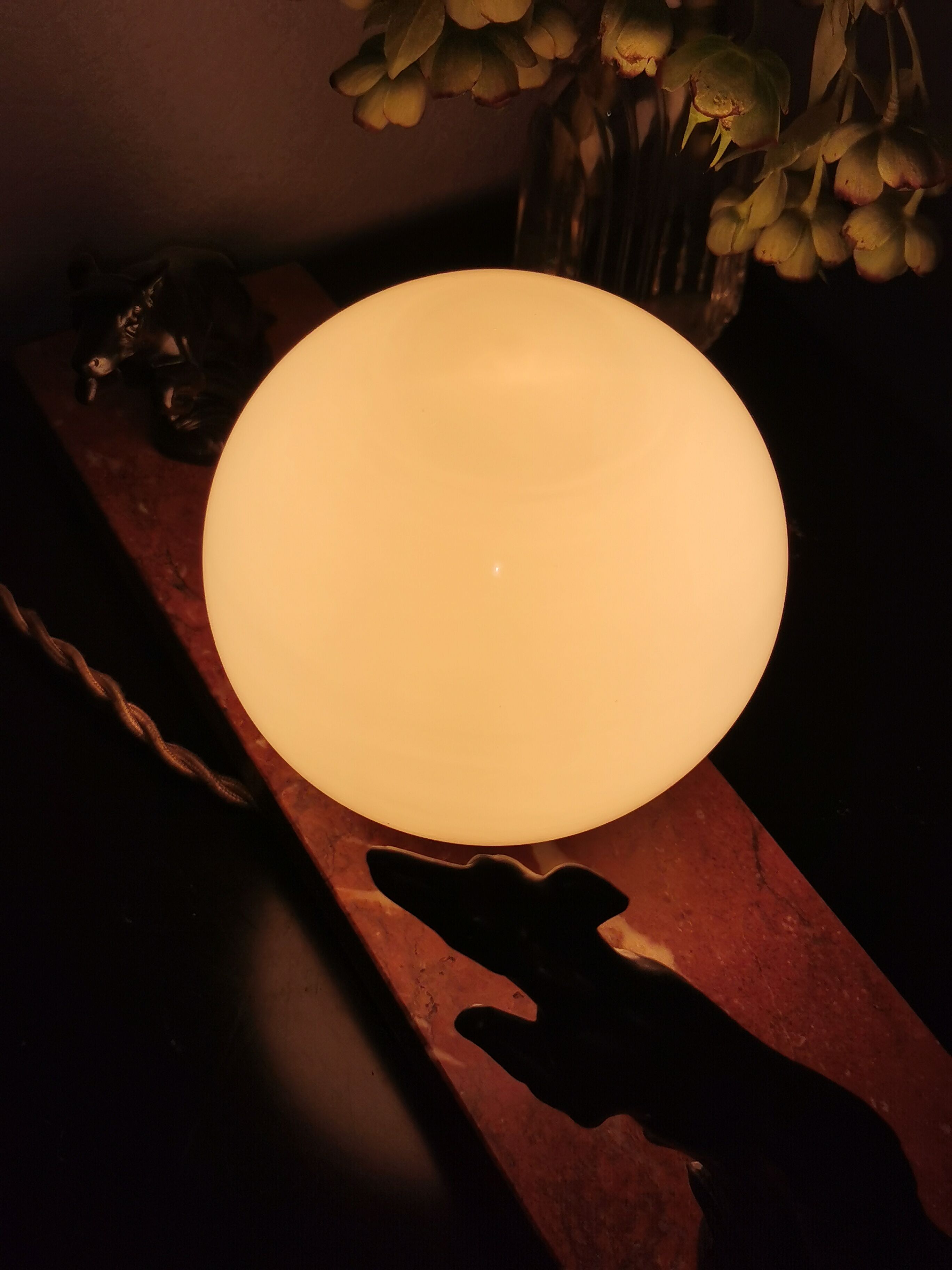 Art deco lamp, marble, globe, opaline and greyhounds in regulation, 1930