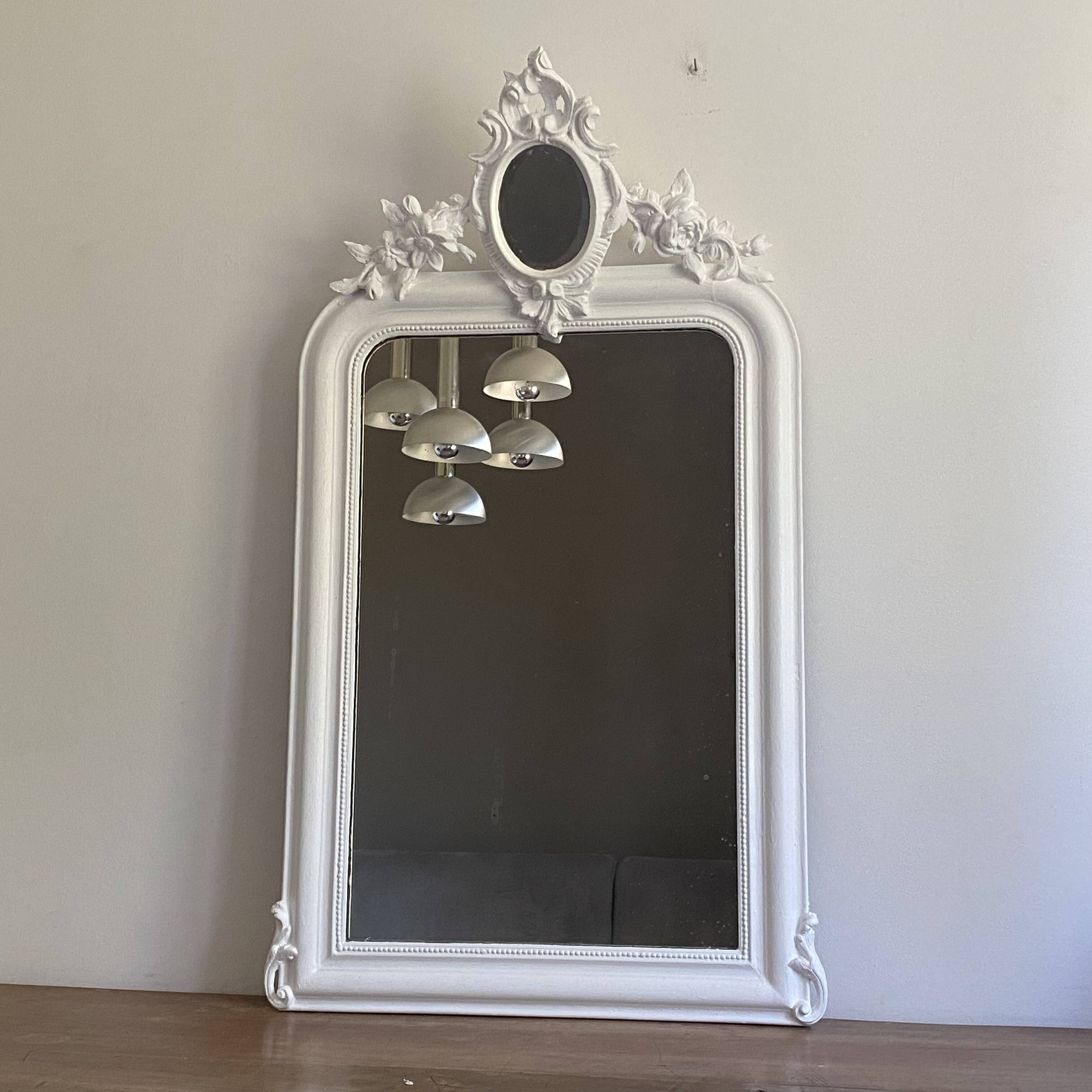 Mirror from the late 19th century with a decorated pediment. 112x66.