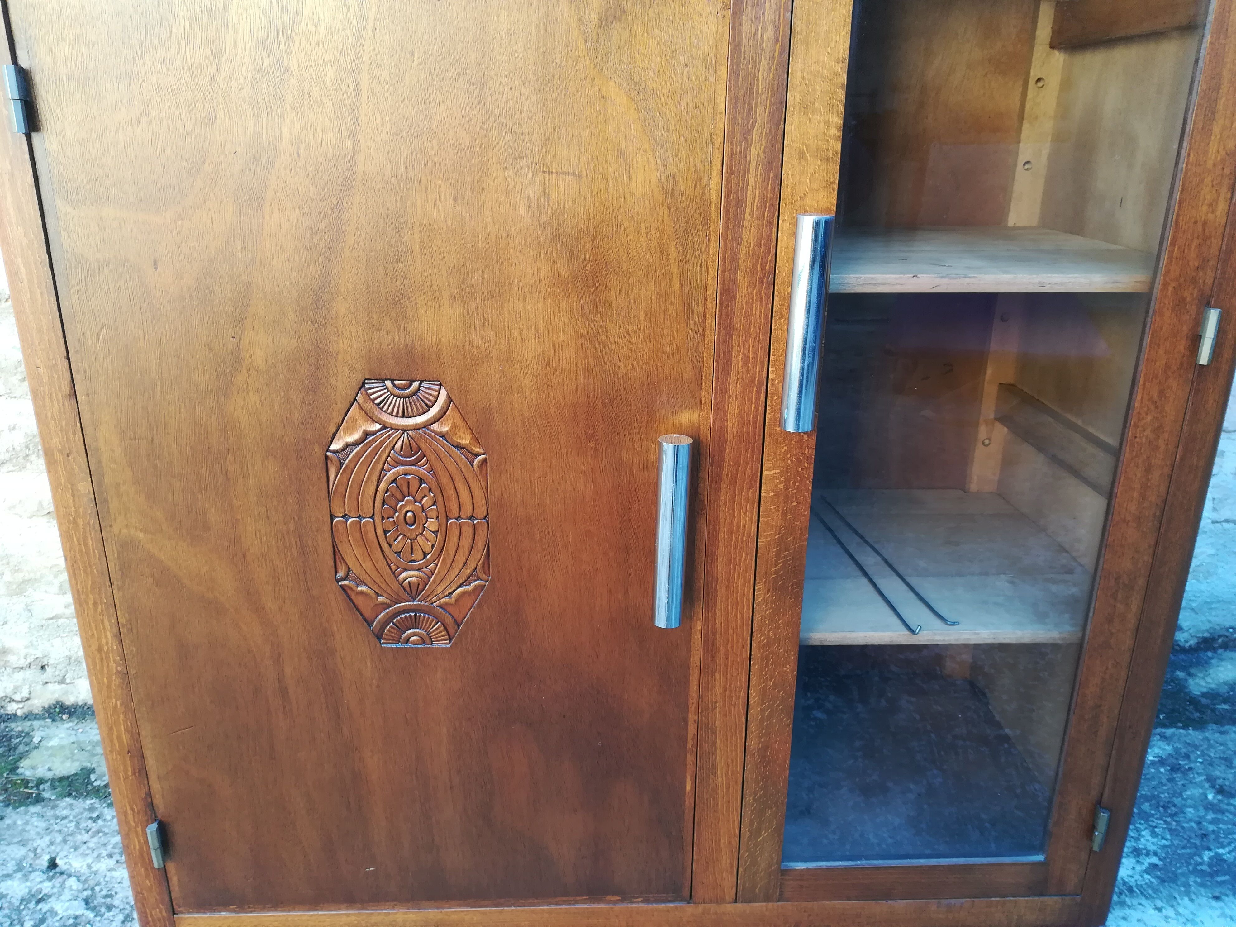 Buffet showcase of the 1940s