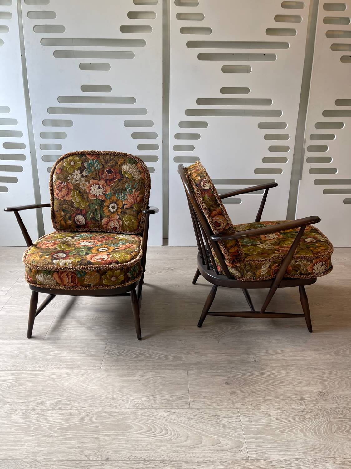 Ercol lounge, Windsor model, 1 two-seater sofa and 2 armchairs.