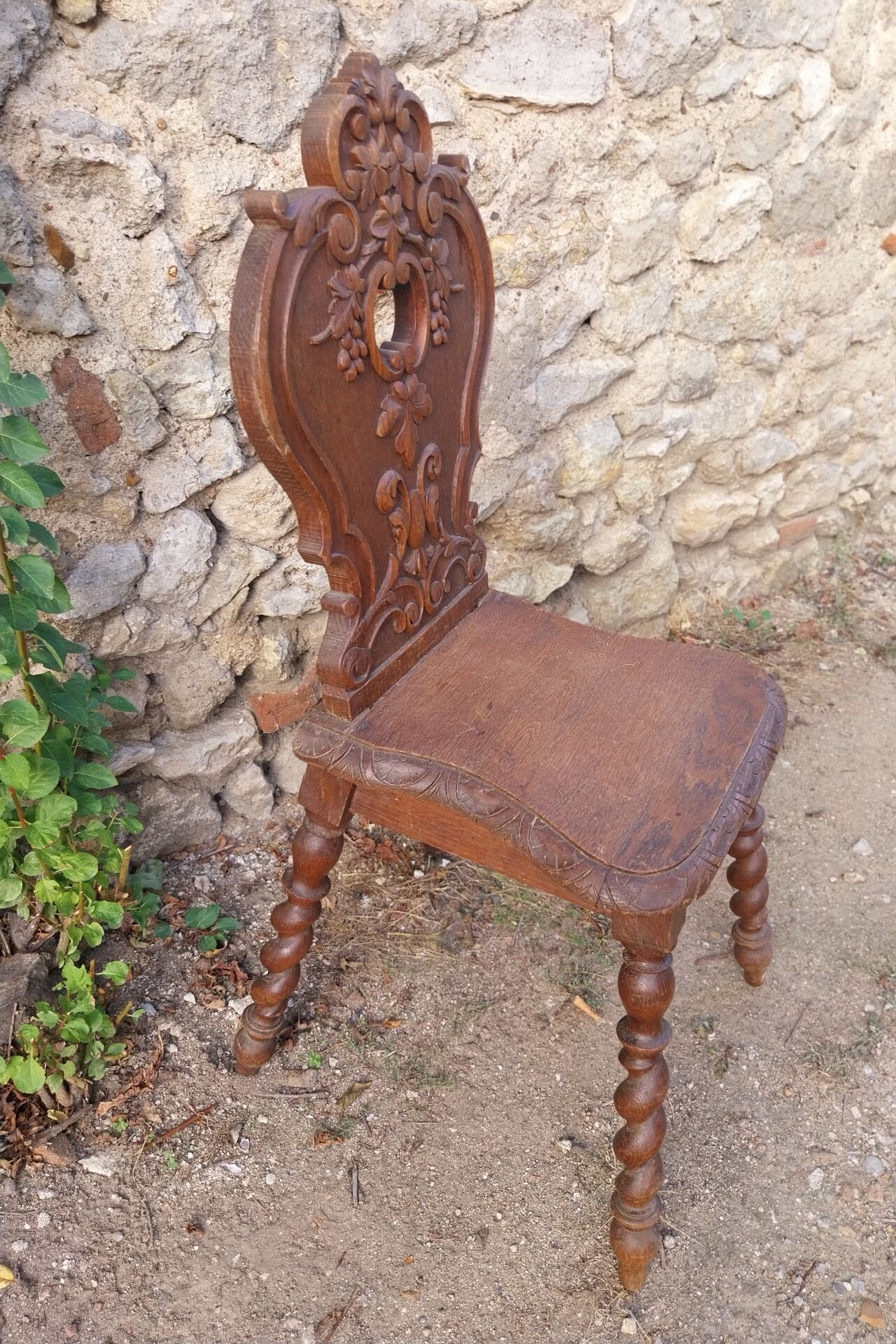 Chaise brutaliste régionale en bois 