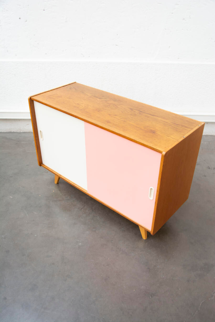 Buffet two-tone sliding doors