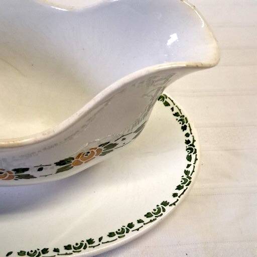 Very pretty gravy boat from Villeroy & Boch in good condition