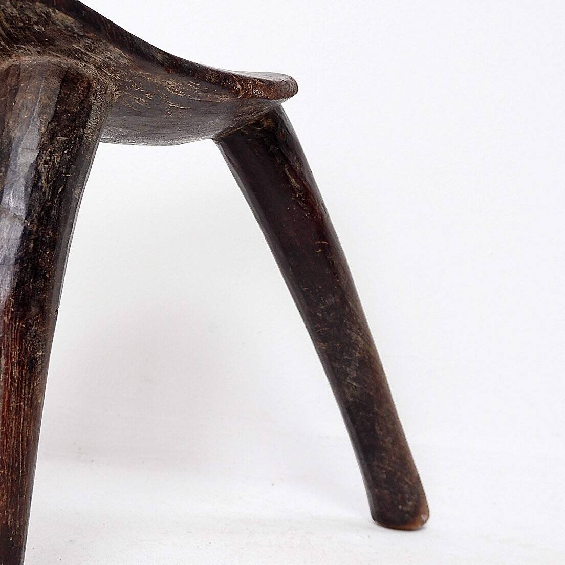Tabouret tripode en bois du Burkina Faso
