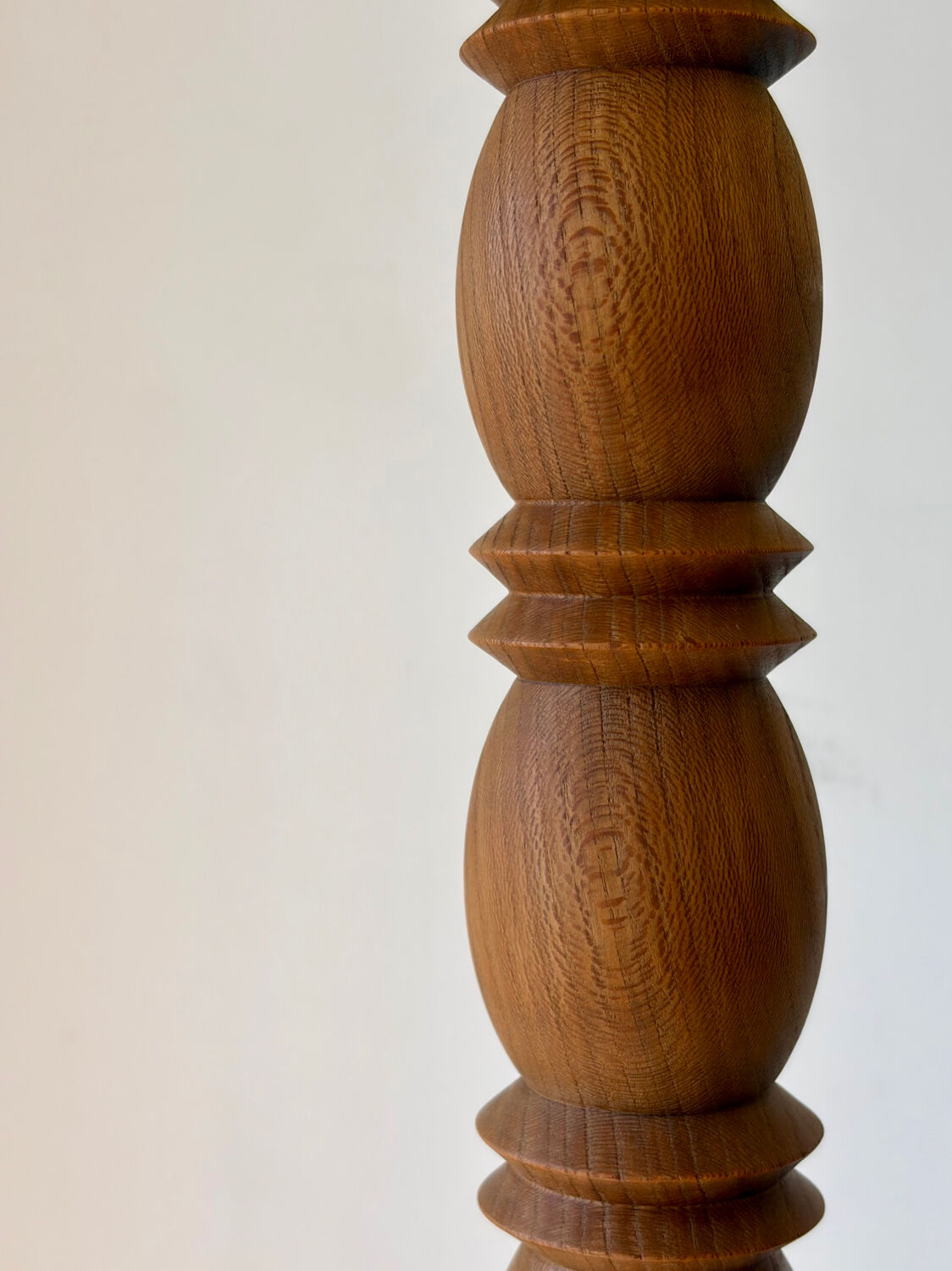 Lampadaire en bois tourné