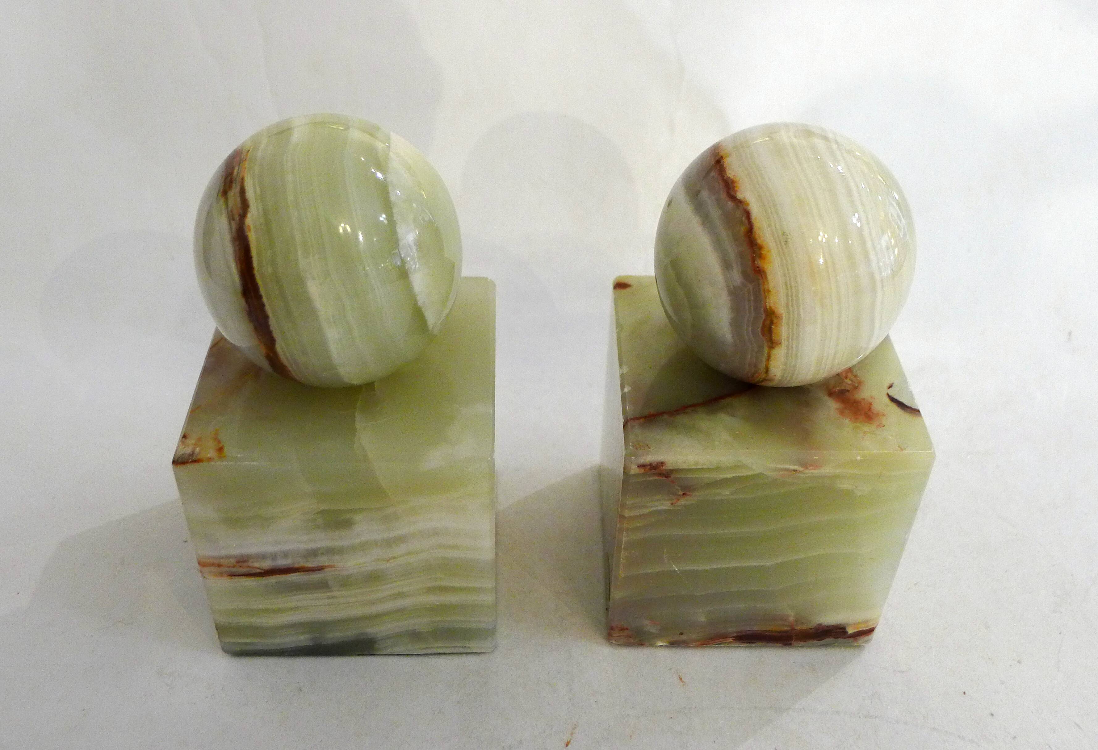 Pair of sculptural mid-century bookends in Onyx, Italy.