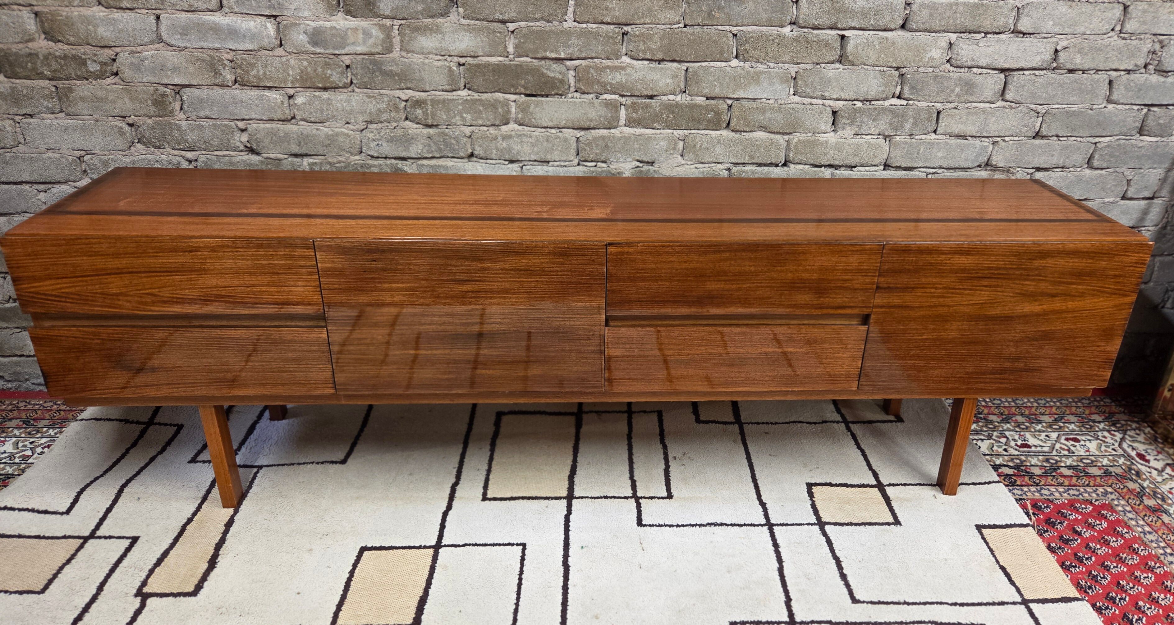 Vintage Scandinavian lowboard in teak – Minimalist sideboard from the 60s/70s.