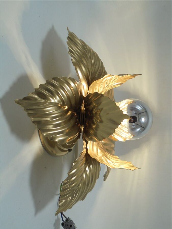 Golden flower wall lamp