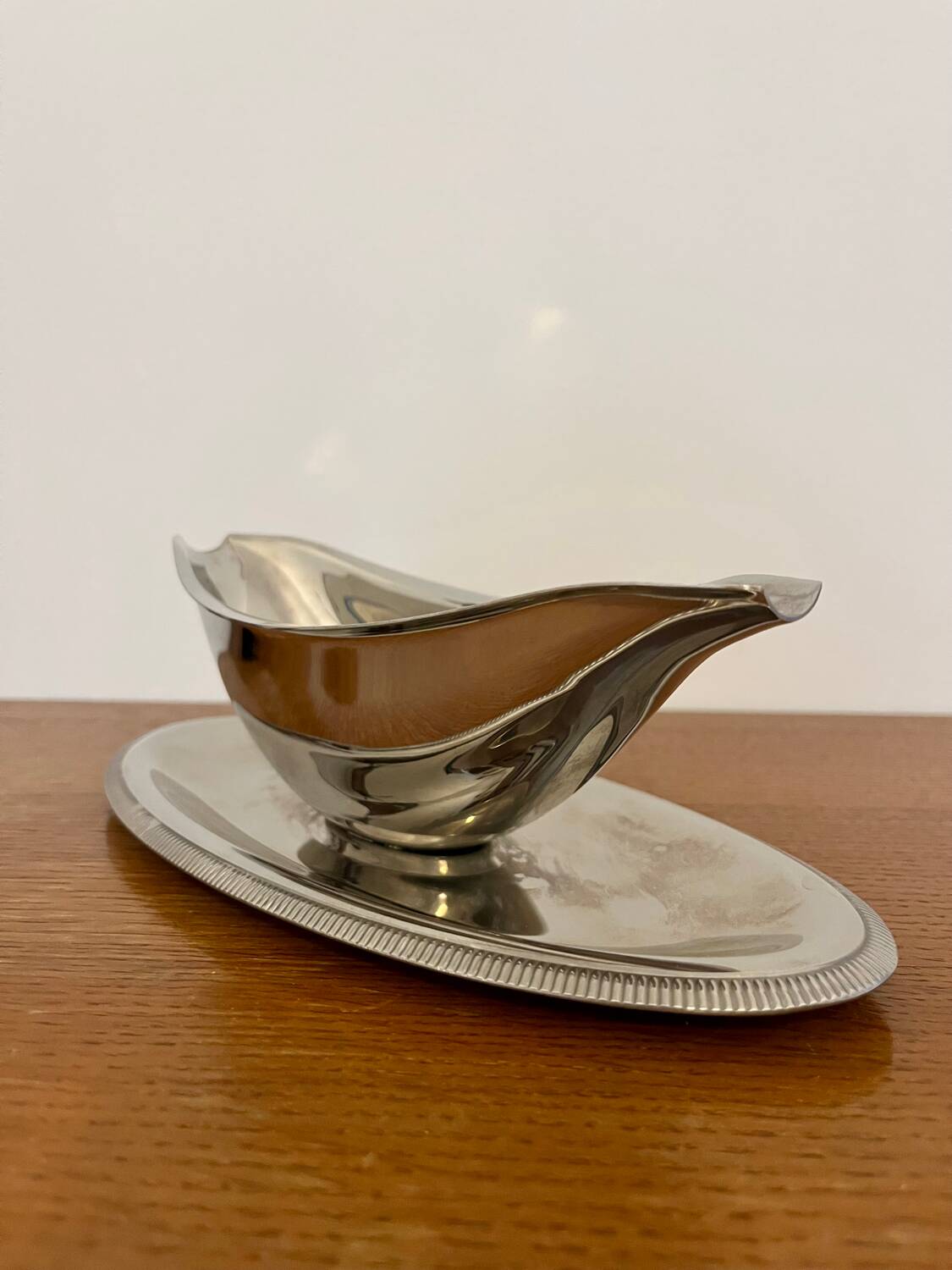 Stainless steel gravy boat