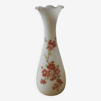 Vase en opaline blanche motif fleuri