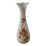 Vase en opaline blanche motif fleuri