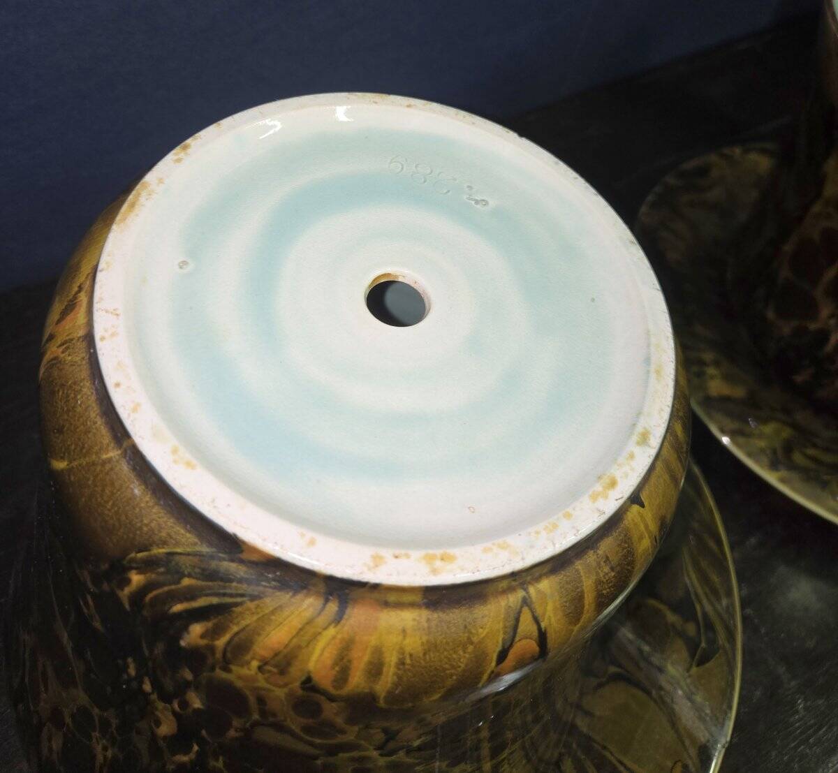 Pair of plant pots and their matching saucer – Brown/ochre marbled decor – 20th century