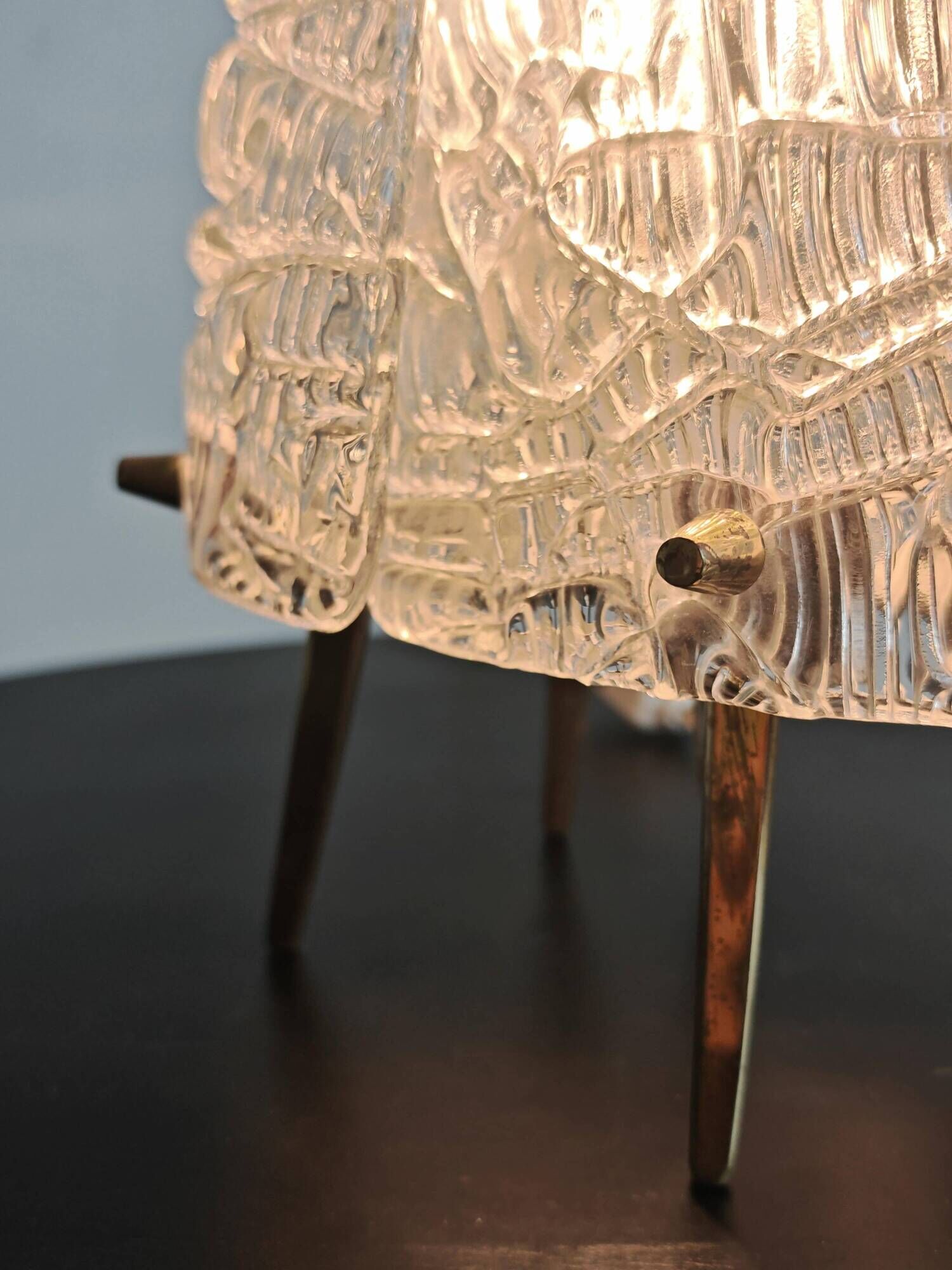 Lampe de table MCM "2/2" par JT. Kalmar en verre texturé et socle en laiton