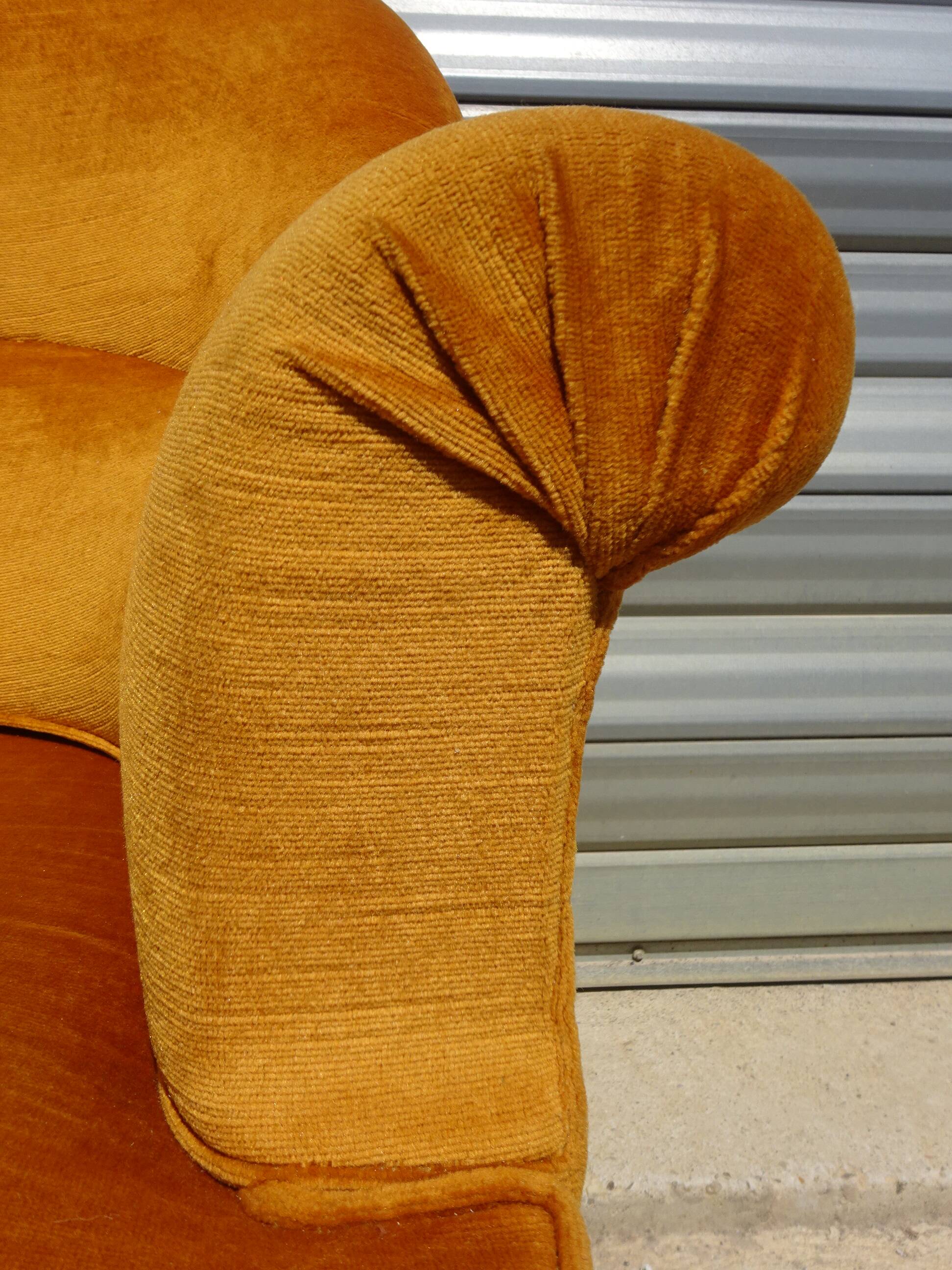 Fauteuil crapaud en velours jaune