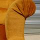Fauteuil crapaud en velours jaune