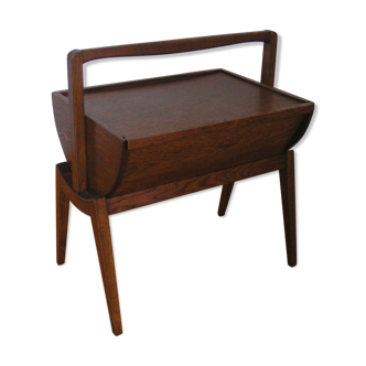 Sewing box worker