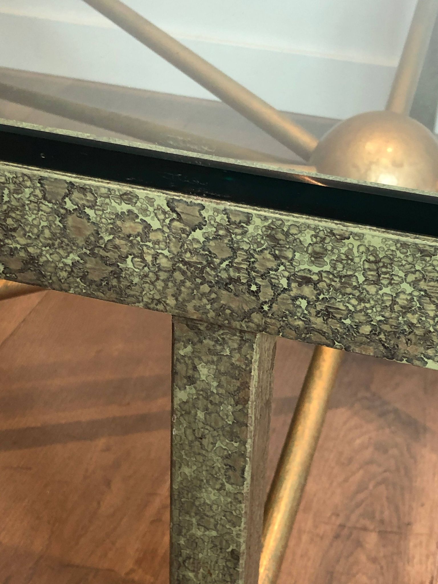 Importante table basse en acier et fer forgé patinée et dorée