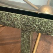 Importante table basse en acier et fer forgé patinée et dorée