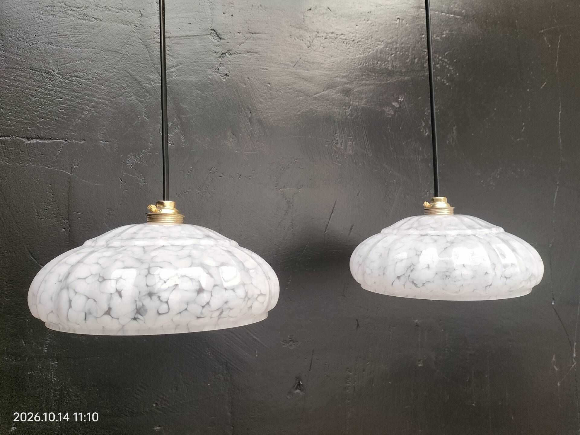 Glass suspensions from Clichy