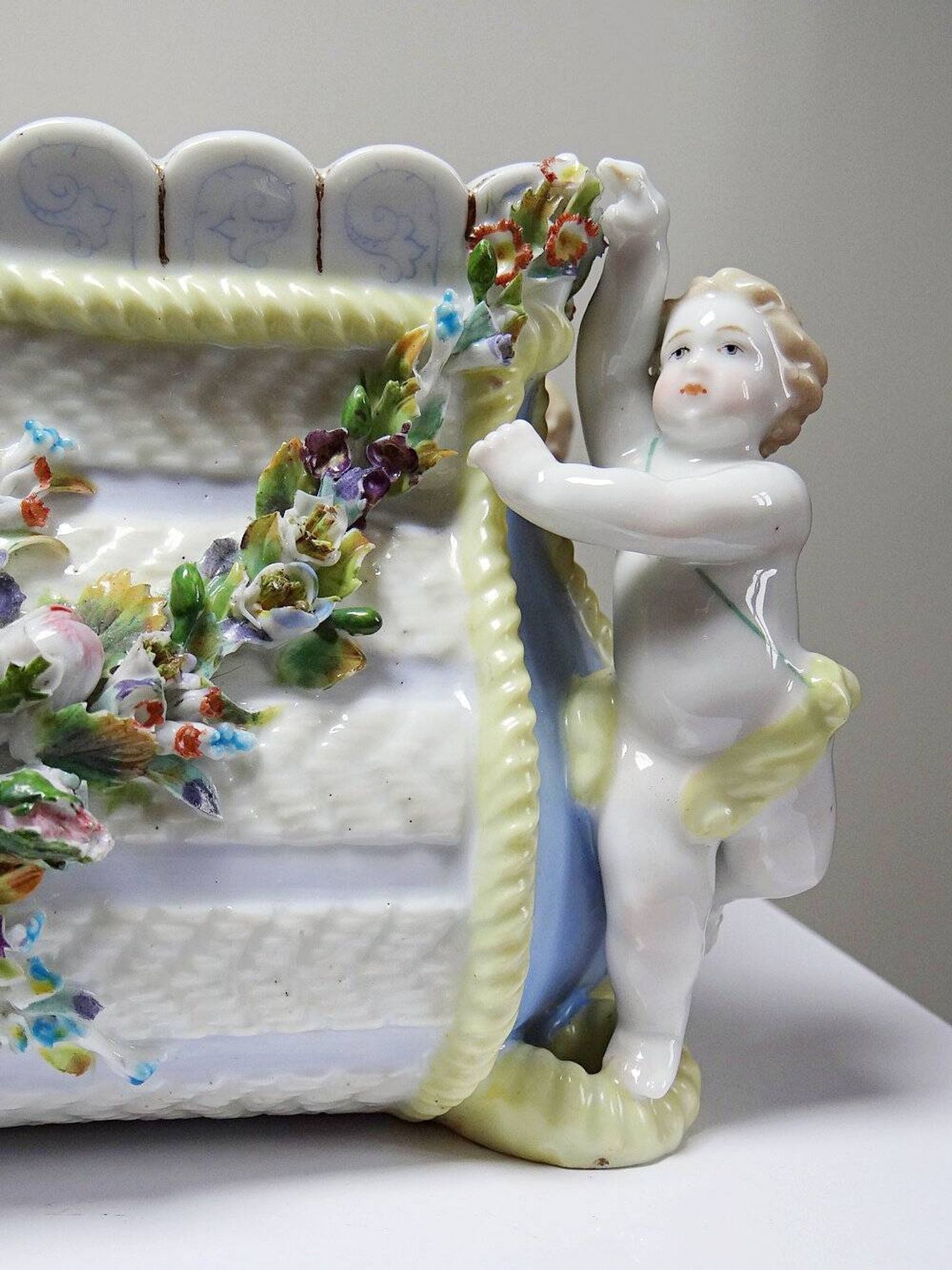 Small porcelain planter in antique German Putti style Meissen from the 19th century.