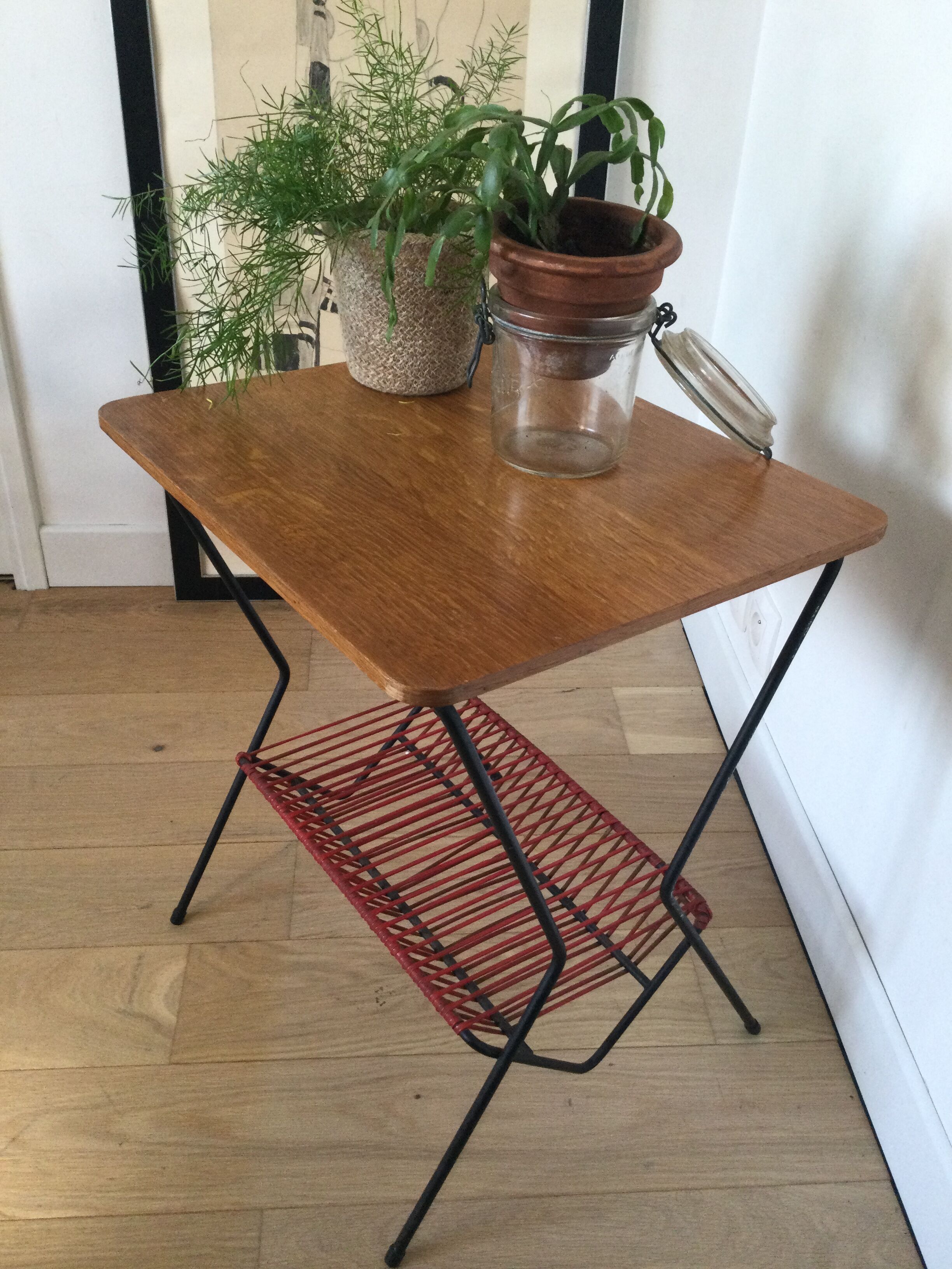 Table bois années 50 avec range vinyles et revues scoubidou