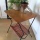 Table bois années 50 avec range vinyles et revues scoubidou