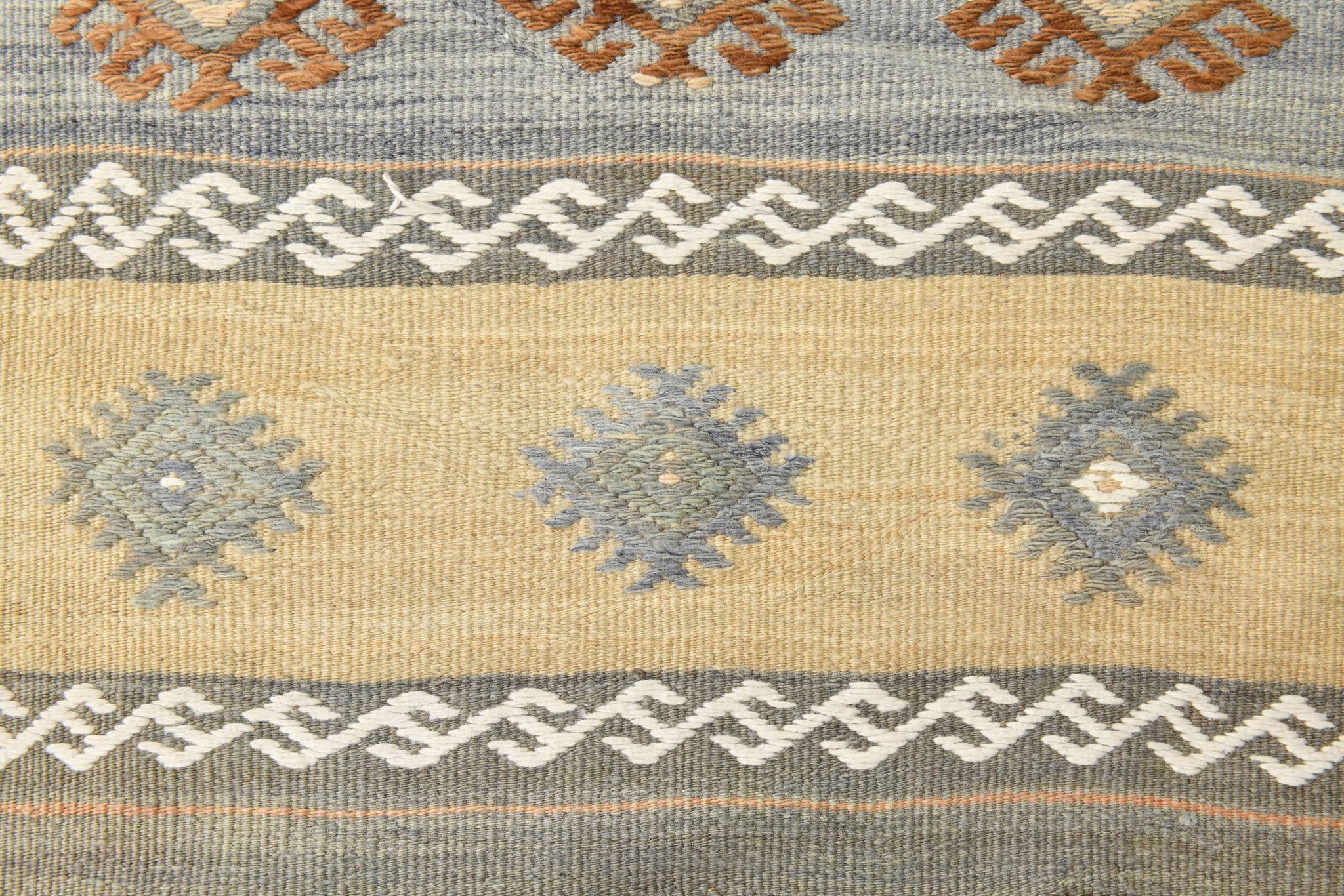 Tapis coureur vintage en kilim rayé vert clair, 63x180 cm