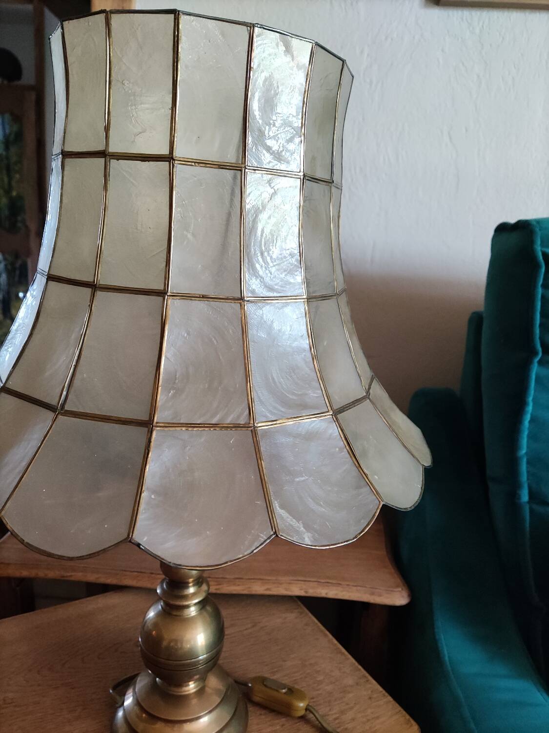 Large pagoda table lamp to place mother-of-pearl capiz brass base