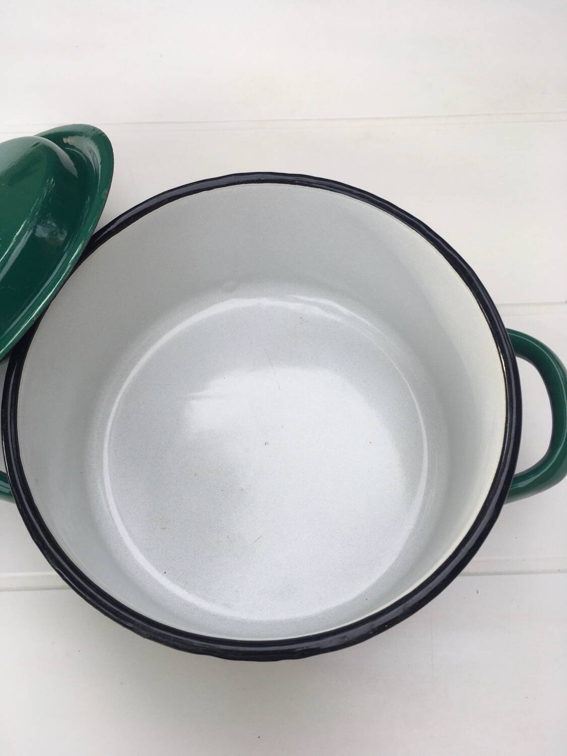 Enameled casserole dish