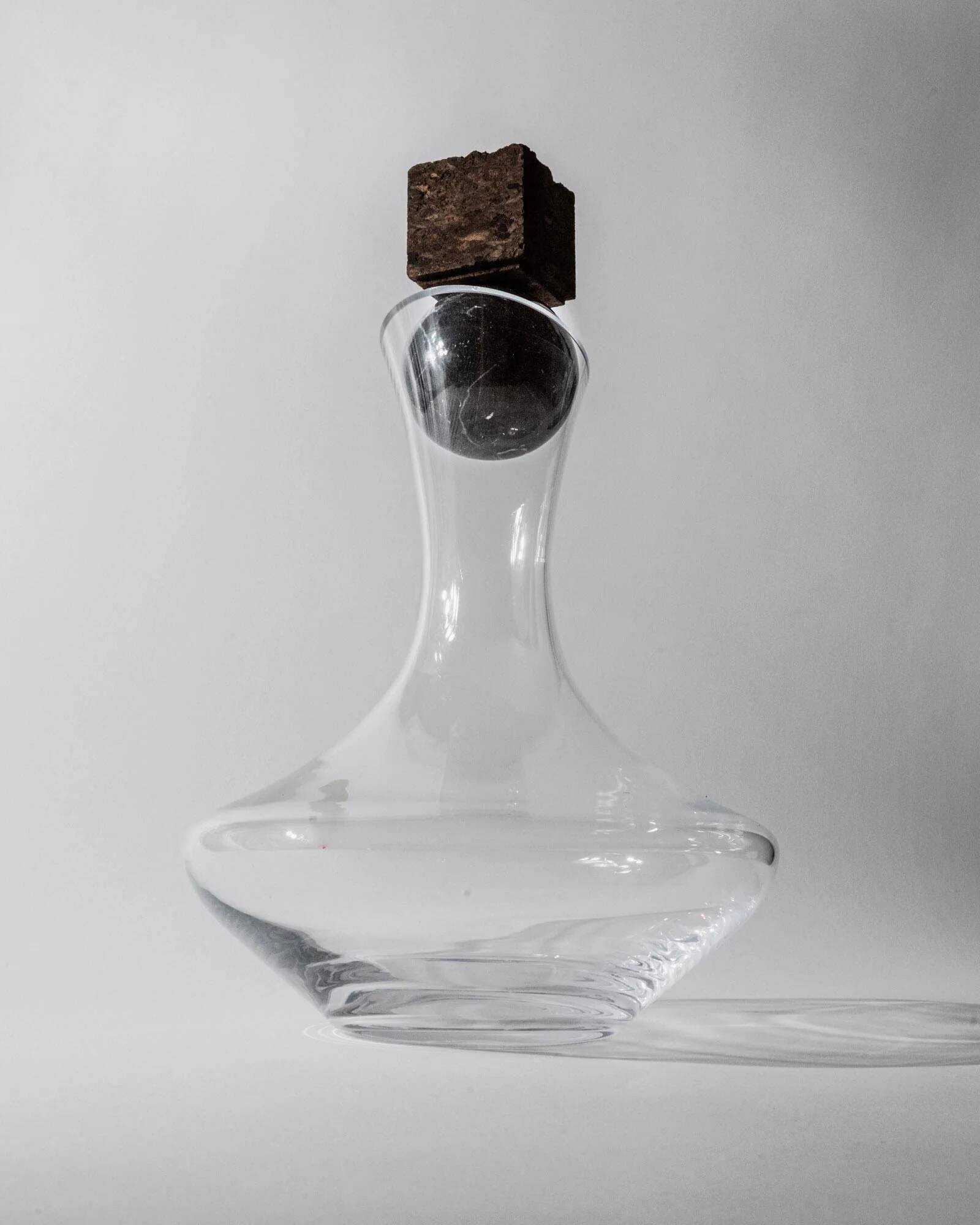 Carafe à vin vintage des années 1990, corps en verre arrondi avec sphère en marbre et bouchon cube en liège