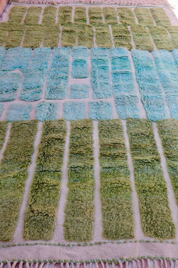 Tapis marocain vert amande et bleu vert à reliefs moderne