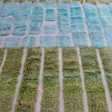 Tapis marocain vert amande et bleu vert à reliefs moderne