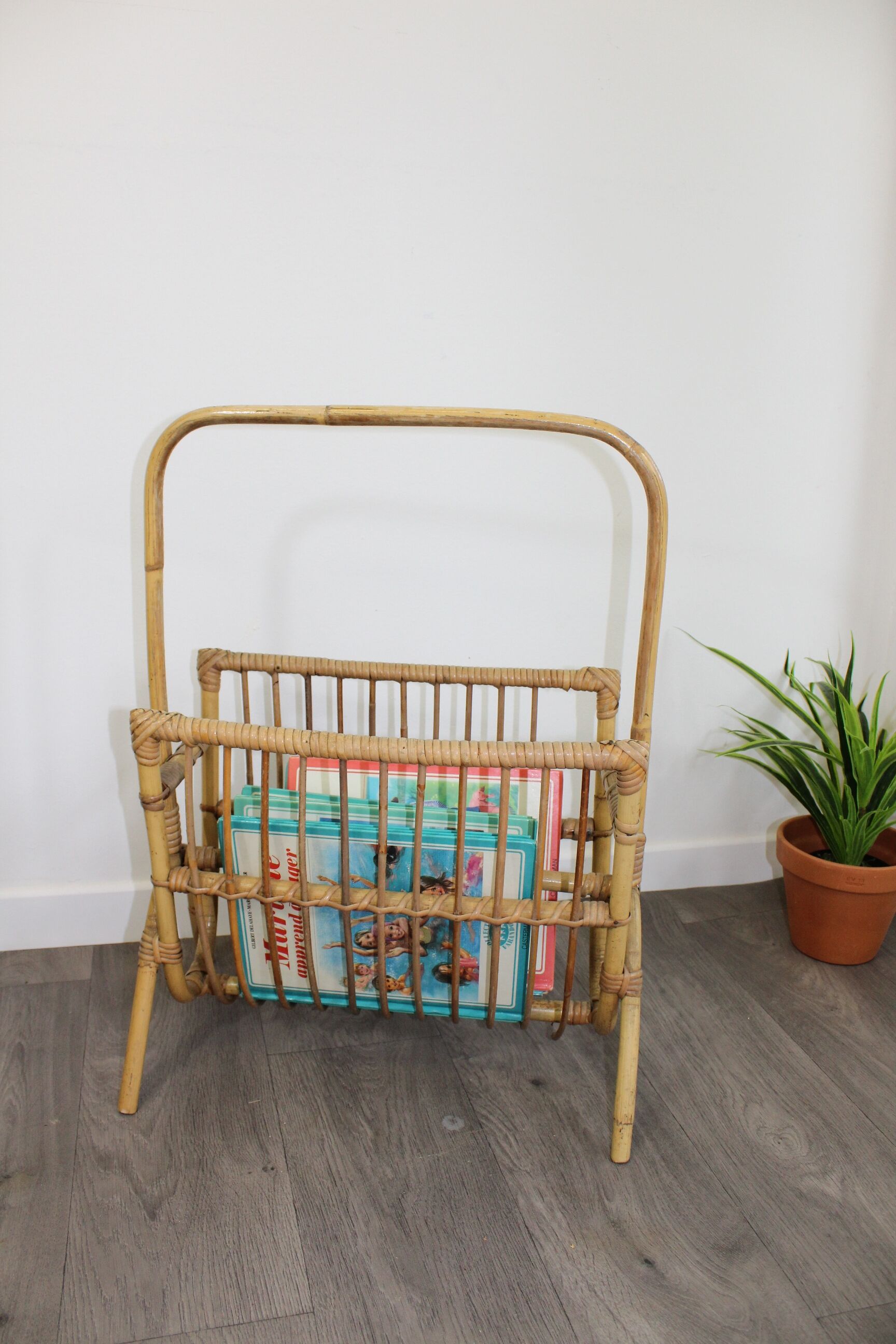 Rattan magazines rack