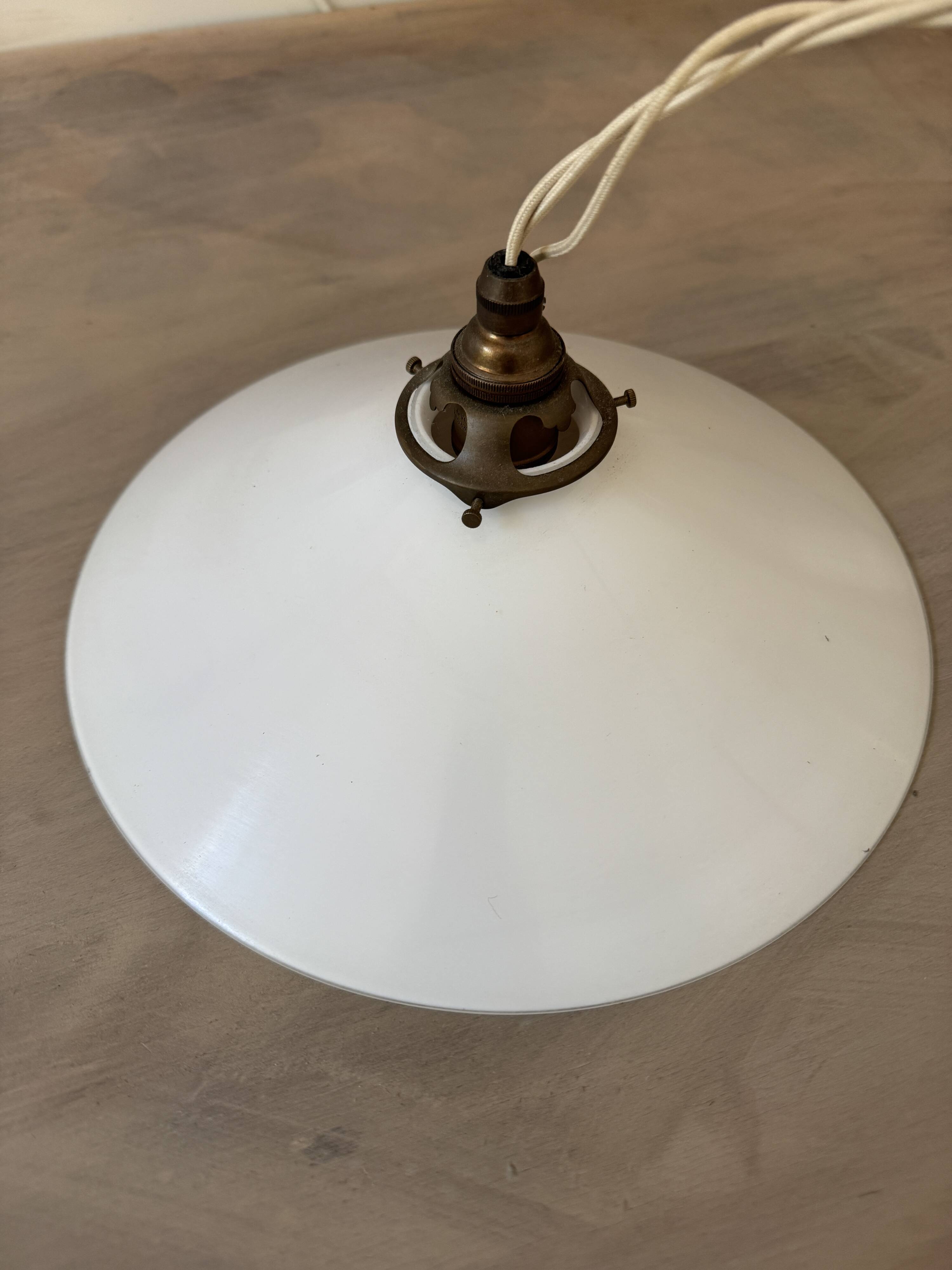 Suspension en verre opalin – vintage DeVOL
