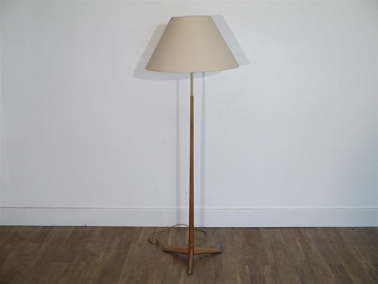 Lampadaire tripode en bois 1960